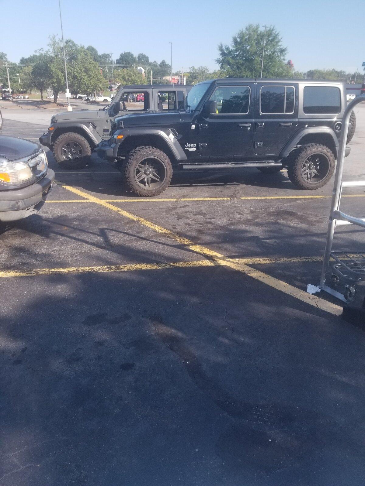 Jeep Gladiator Jeeps Parking Next To Jeeps 20210903_171126