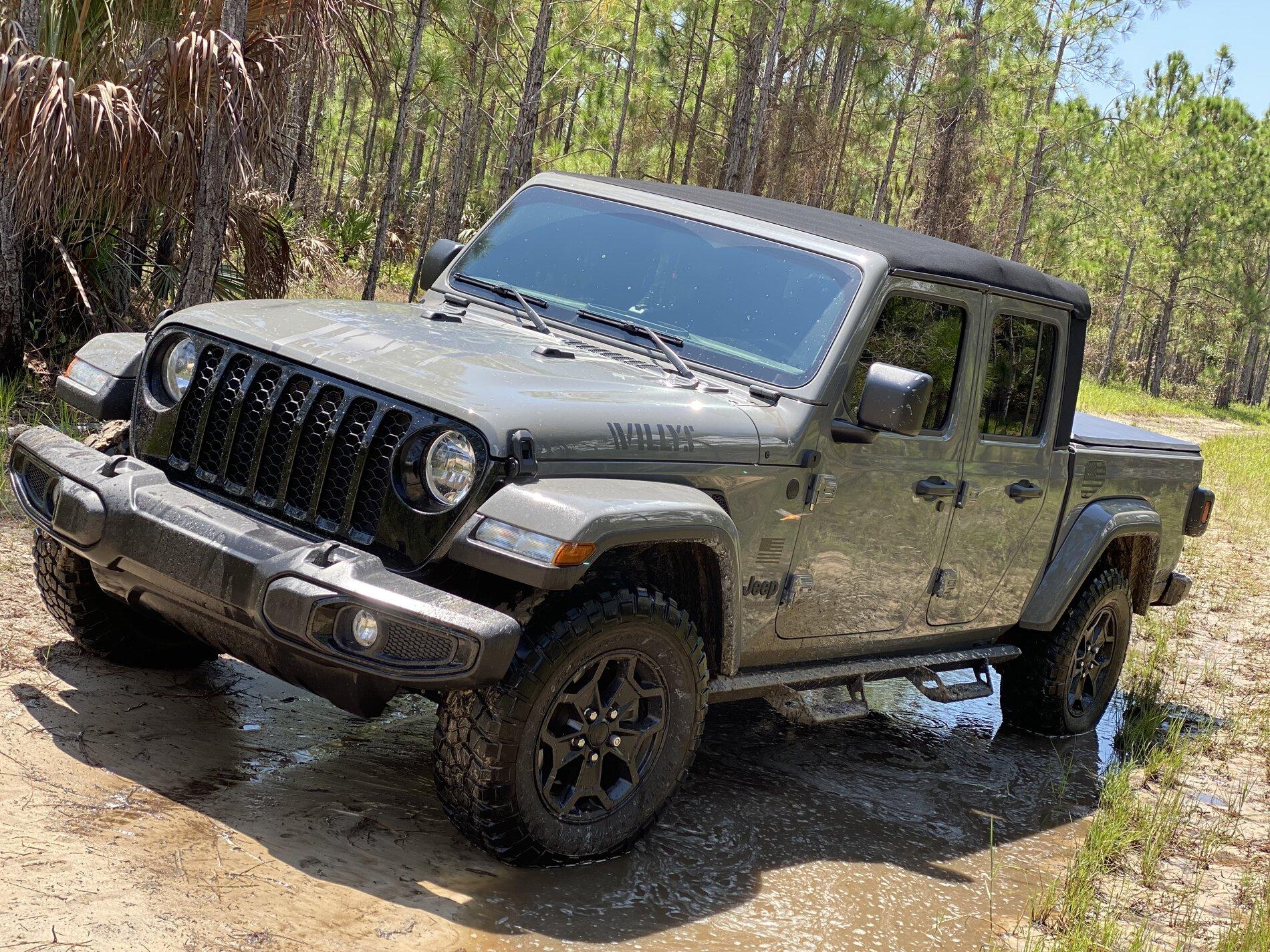 Jeep Gladiator Gladiator Glamour Shots 1C423378-CBB4-4FE3-AD97-454A72505400