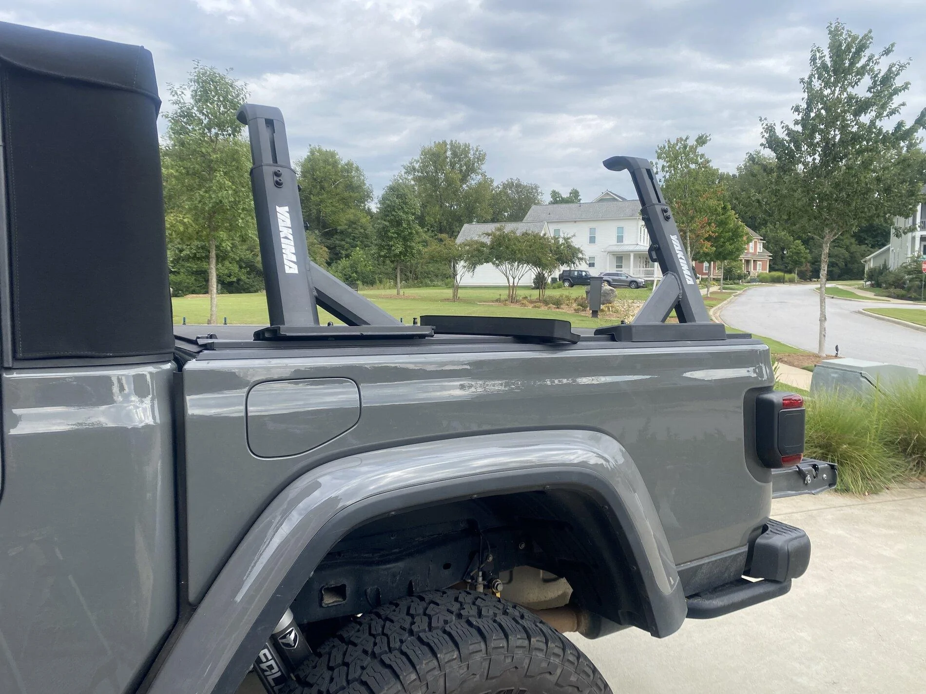 Jeep Gladiator Yakima Overhaul slotted bed rack 16D2F737-E127-42DB-B071-DE1A0792E4C5