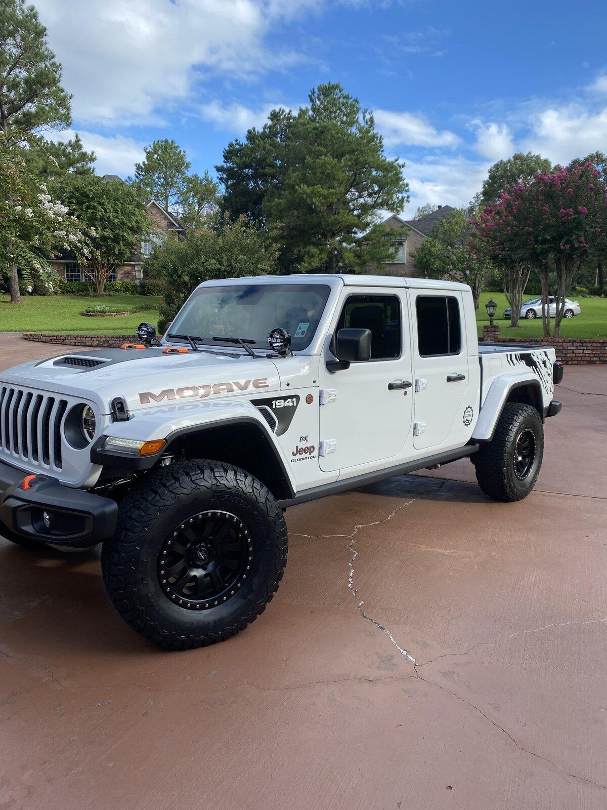 Jeep Gladiator BRIGHT WHITE Gladiator JT Club BA23C552-BDBA-4D70-B37C-9436BE9F7863