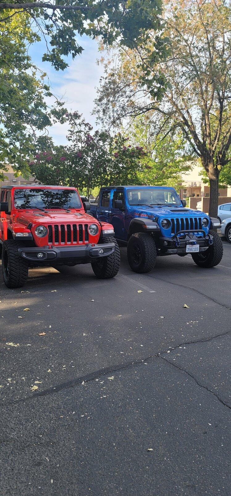 Jeep Gladiator Jeeps Parking Next To Jeeps 20210908_090031
