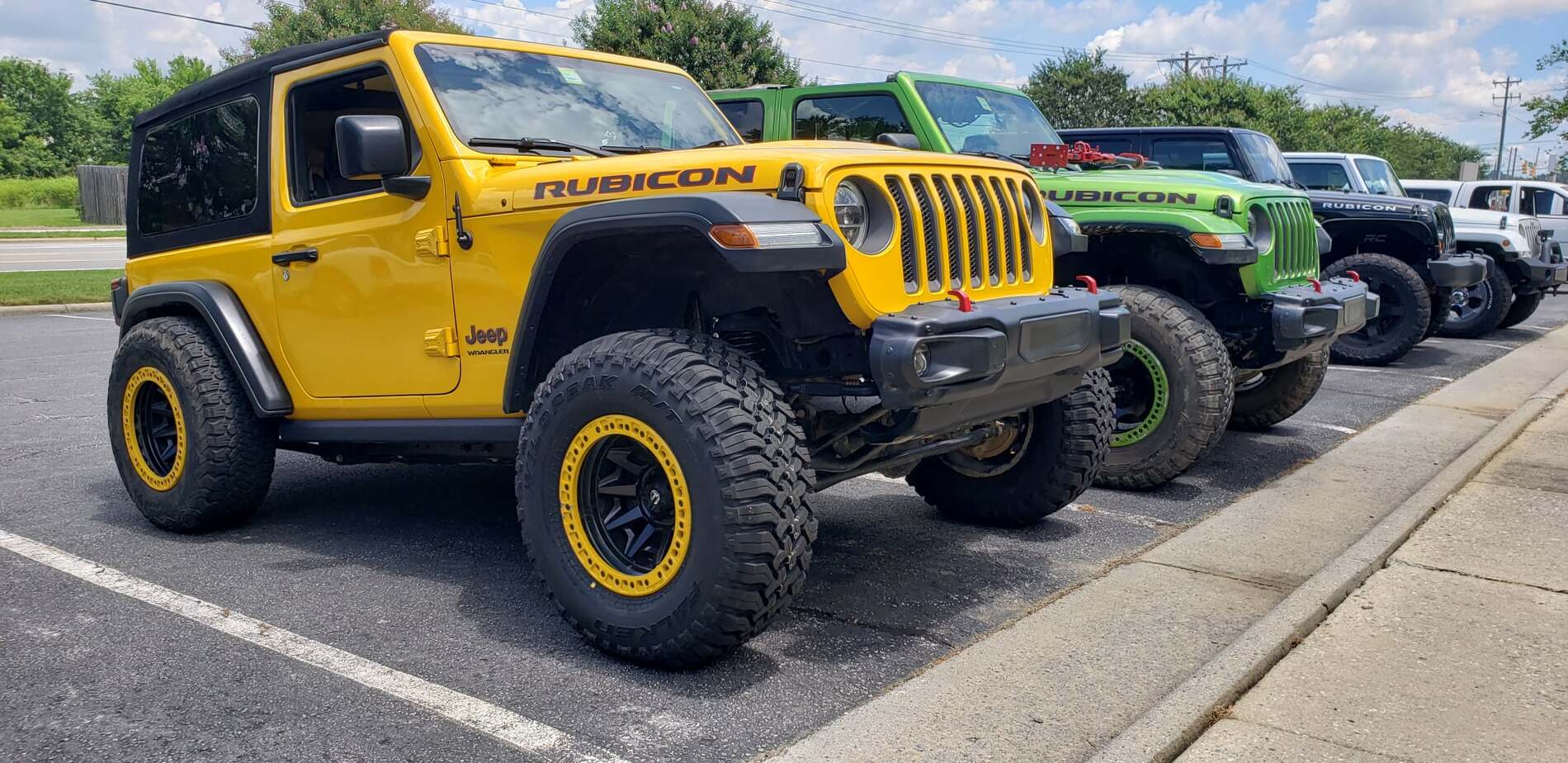 Jeep Gladiator Poor design, rain gutter over front doors. X-SwZ_l&tn=blxGfYz9AXtNjzBy&_nc_ht=scontent-atl3-2