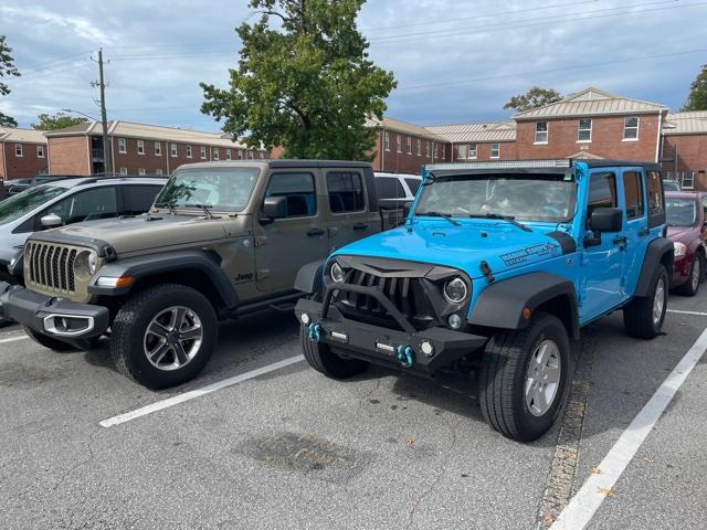 Jeep Gladiator Jeeps Parking Next To Jeeps Jeep Parking 3