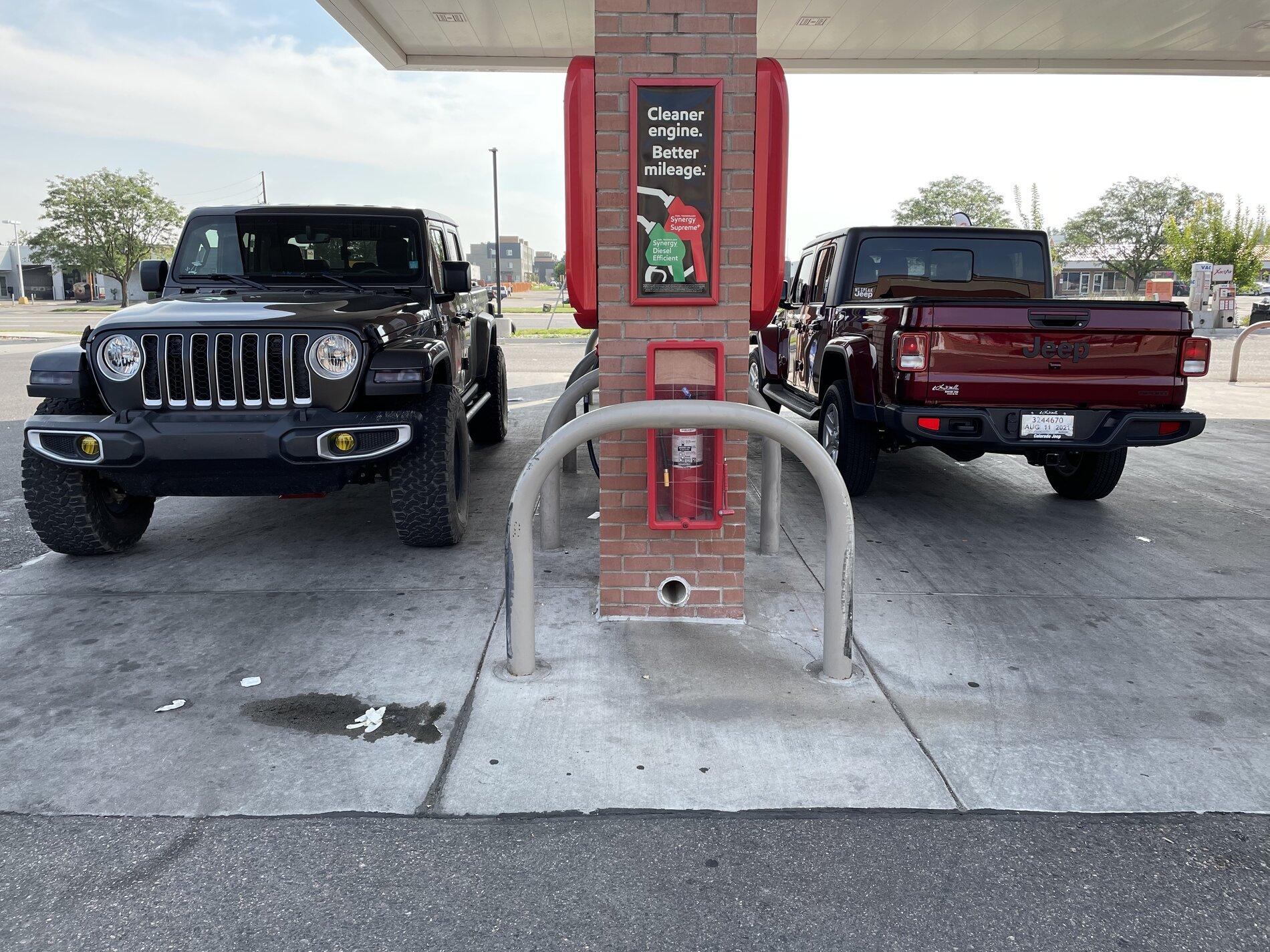 Jeep Gladiator Jeeps Parking Next To Jeeps AF714431-398C-425B-A719-FC42E0D55E87