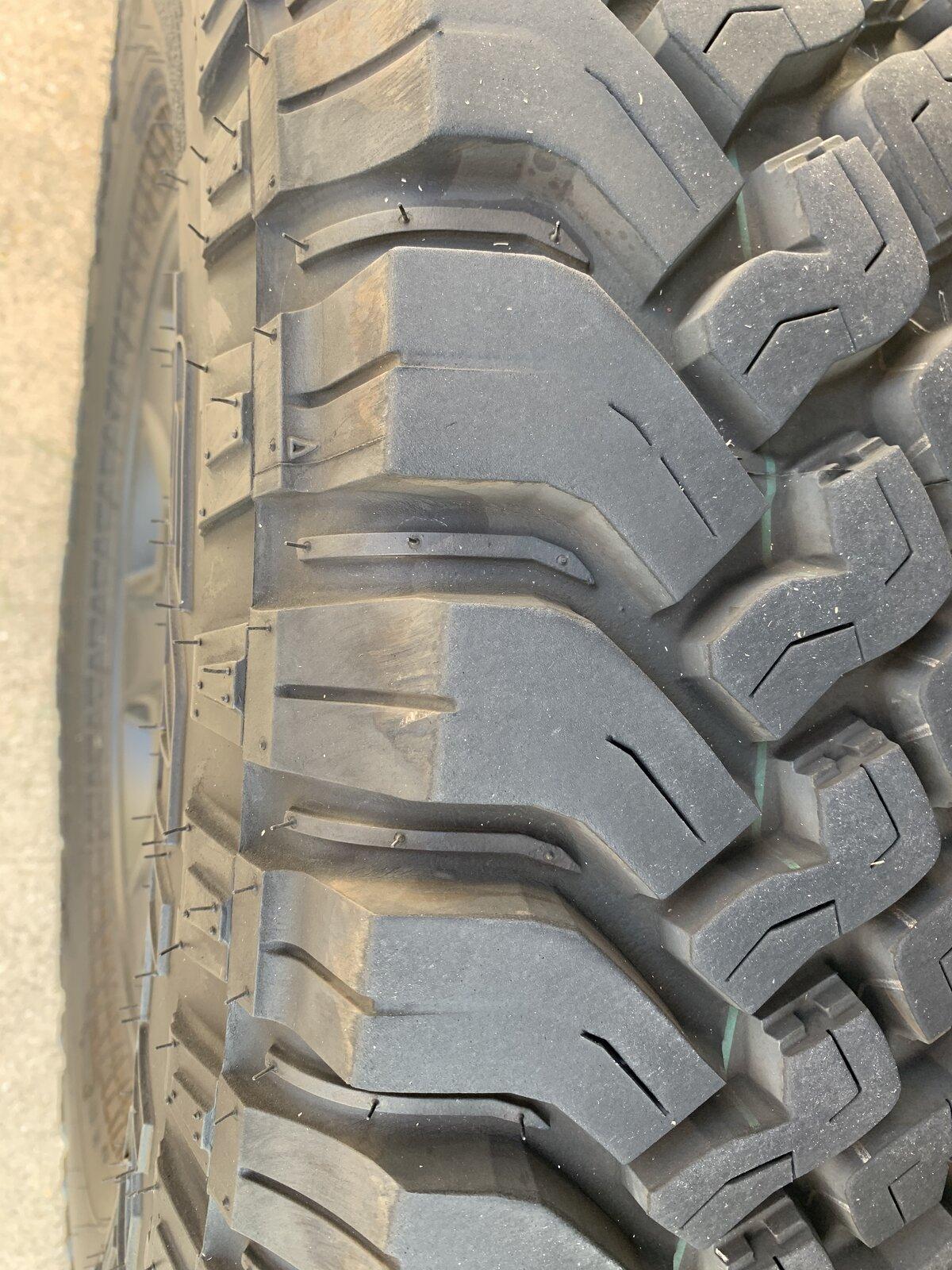 Jeep Gladiator Edge of front tires are different from the back 15944B2E-8711-4108-AF4D-A113FC3FF4E7