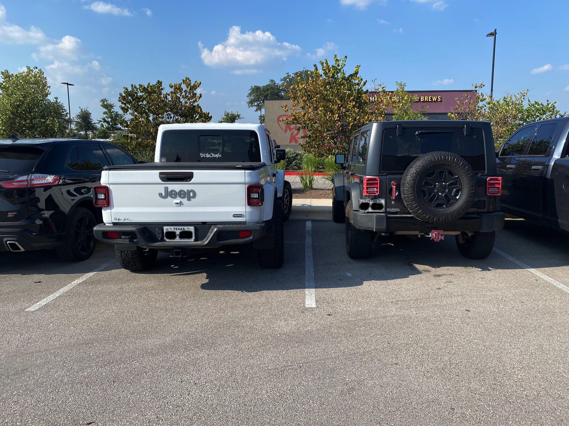 Jeep Gladiator Jeeps Parking Next To Jeeps IMG_4763.JPG