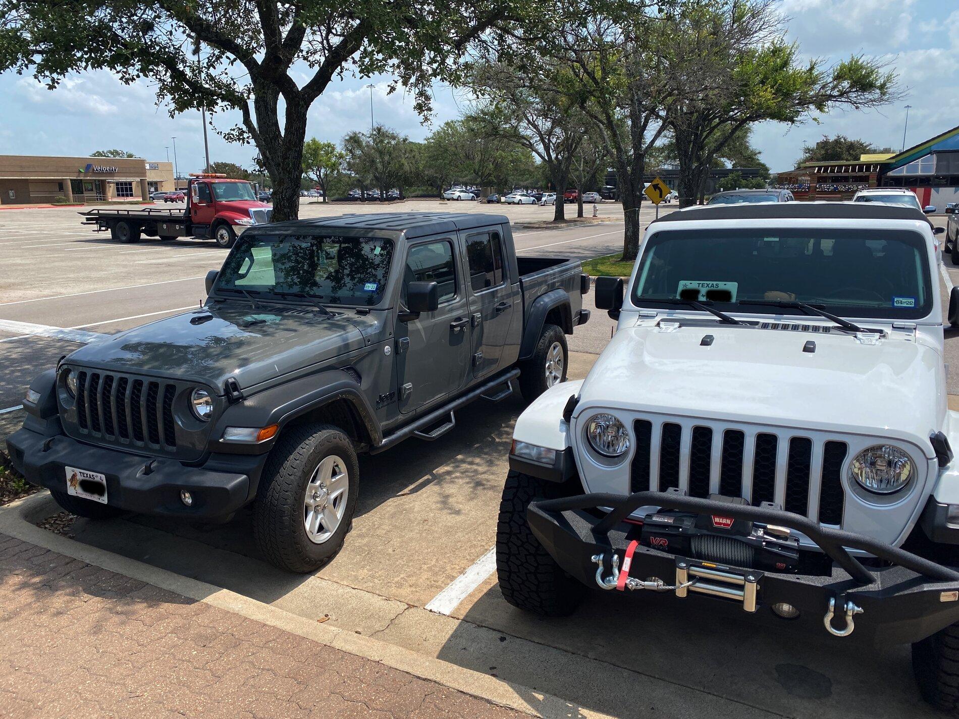 Jeep Gladiator Jeeps Parking Next To Jeeps IMG_4765.JPG