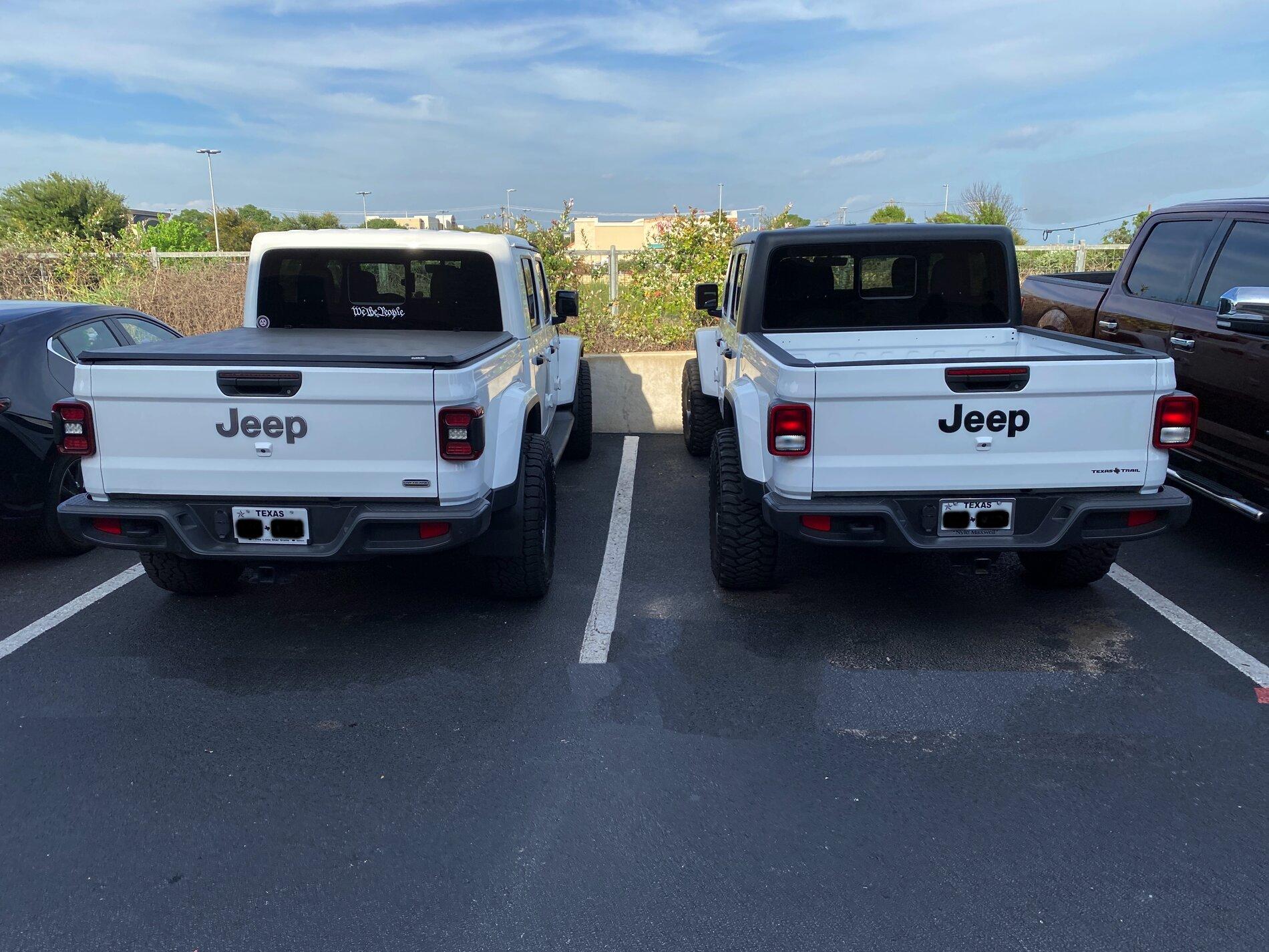 Jeep Gladiator Jeeps Parking Next To Jeeps IMG_4784.JPG