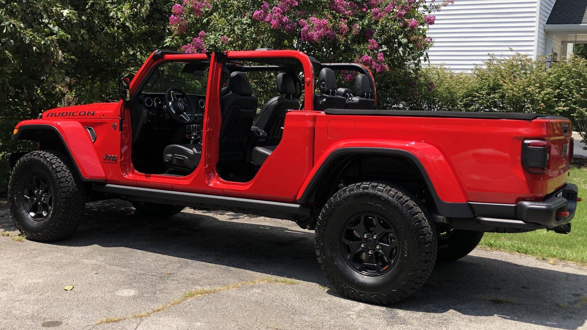 Jeep Gladiator Bronco is fullsize - no comparison 72B00CB9-A972-45B4-BE95-485C206581EB