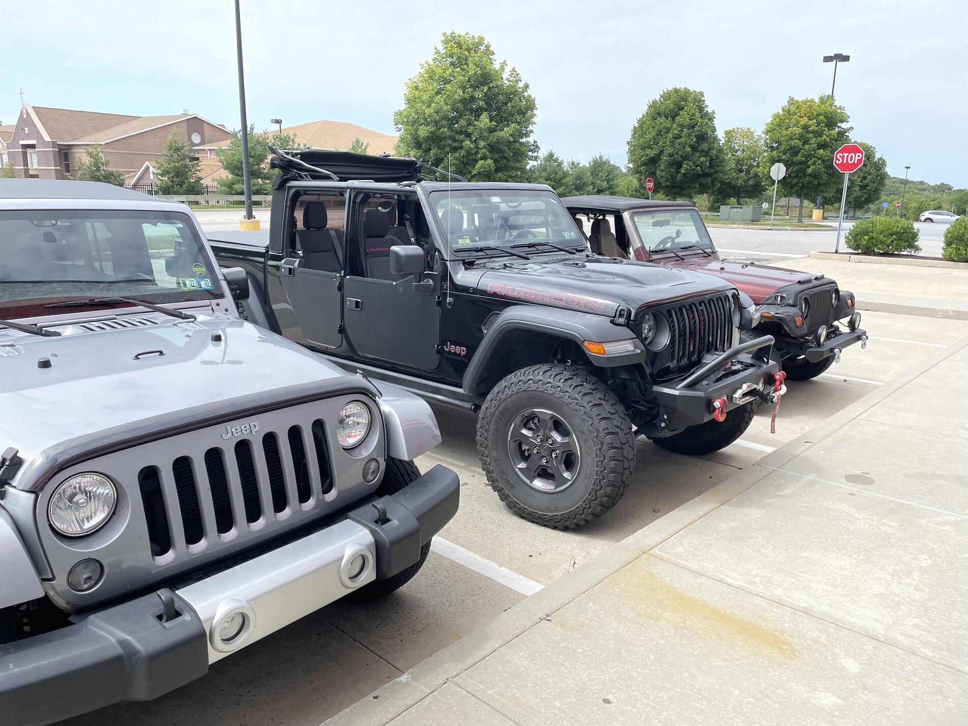 Jeep Gladiator Jeeps Parking Next To Jeeps 9644C30B-82C4-4E22-BEC6-579A56D9C80C