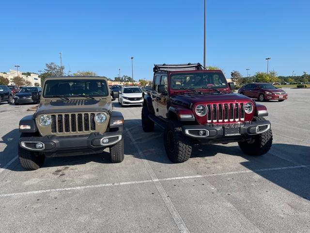 Jeep Gladiator Jeeps Parking Next To Jeeps Jeep Parkin
