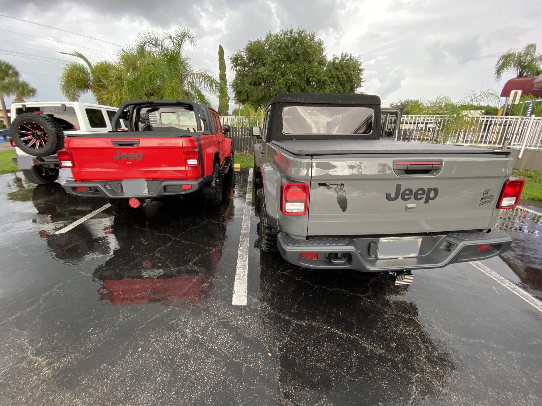 Jeep Gladiator Jeeps Parking Next To Jeeps 92BA84E5-D4EE-4421-BC36-9D64072EC785