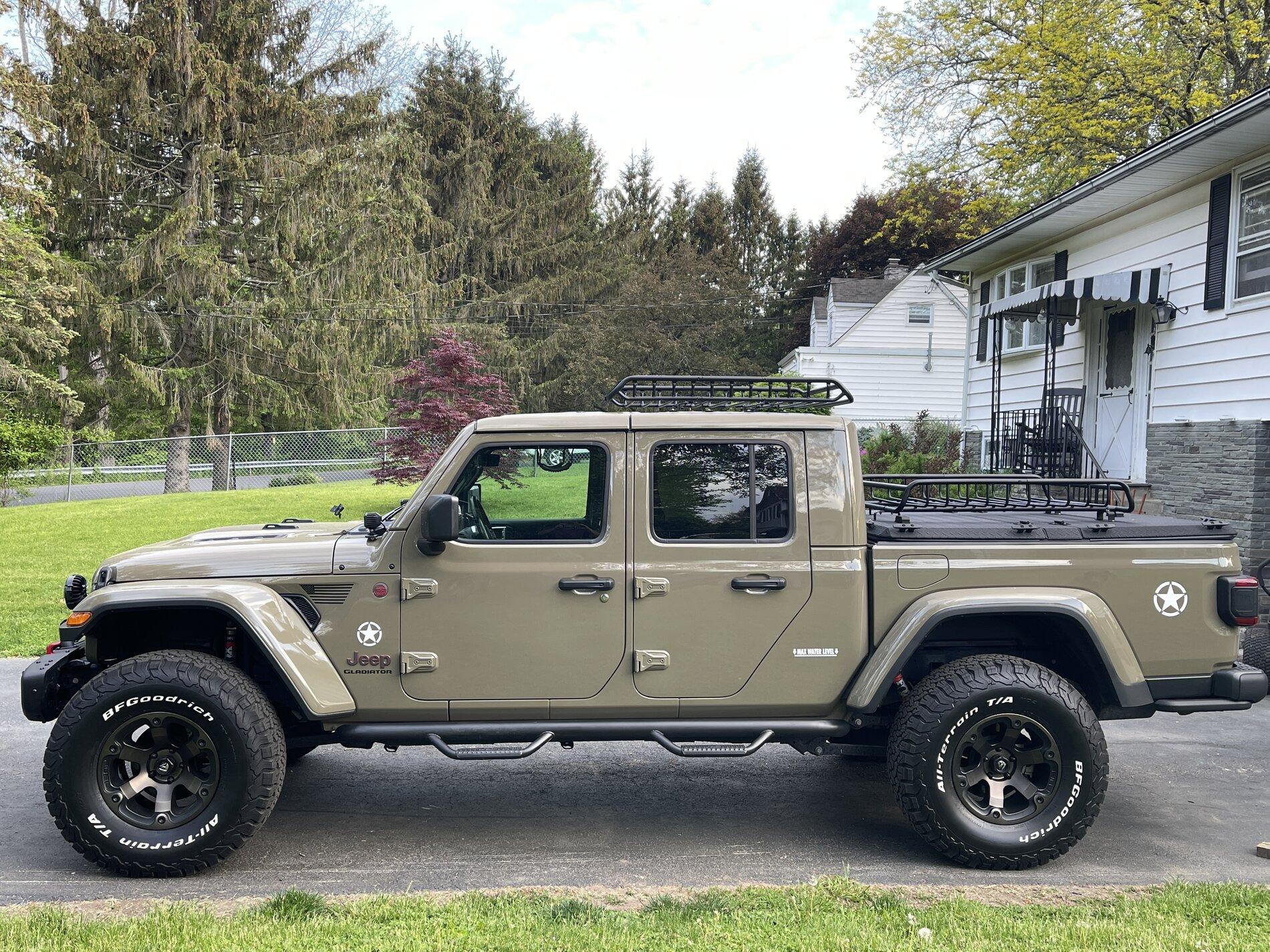 Jeep Gladiator White letter tires 37's.JPG