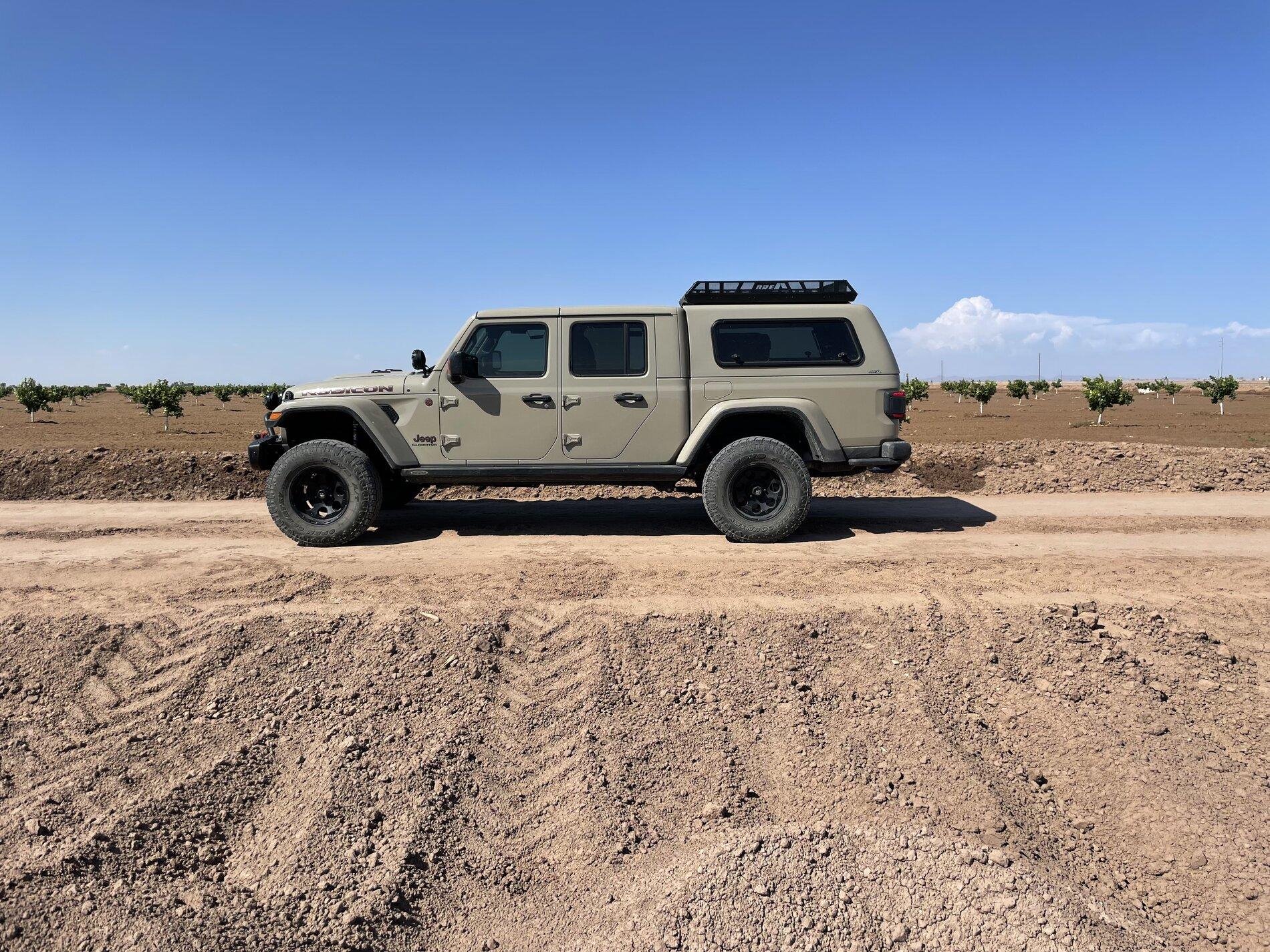 Jeep Gladiator 2.5” lift with 35” tires 36595084-0A0A-4CF9-8435-E47625851542