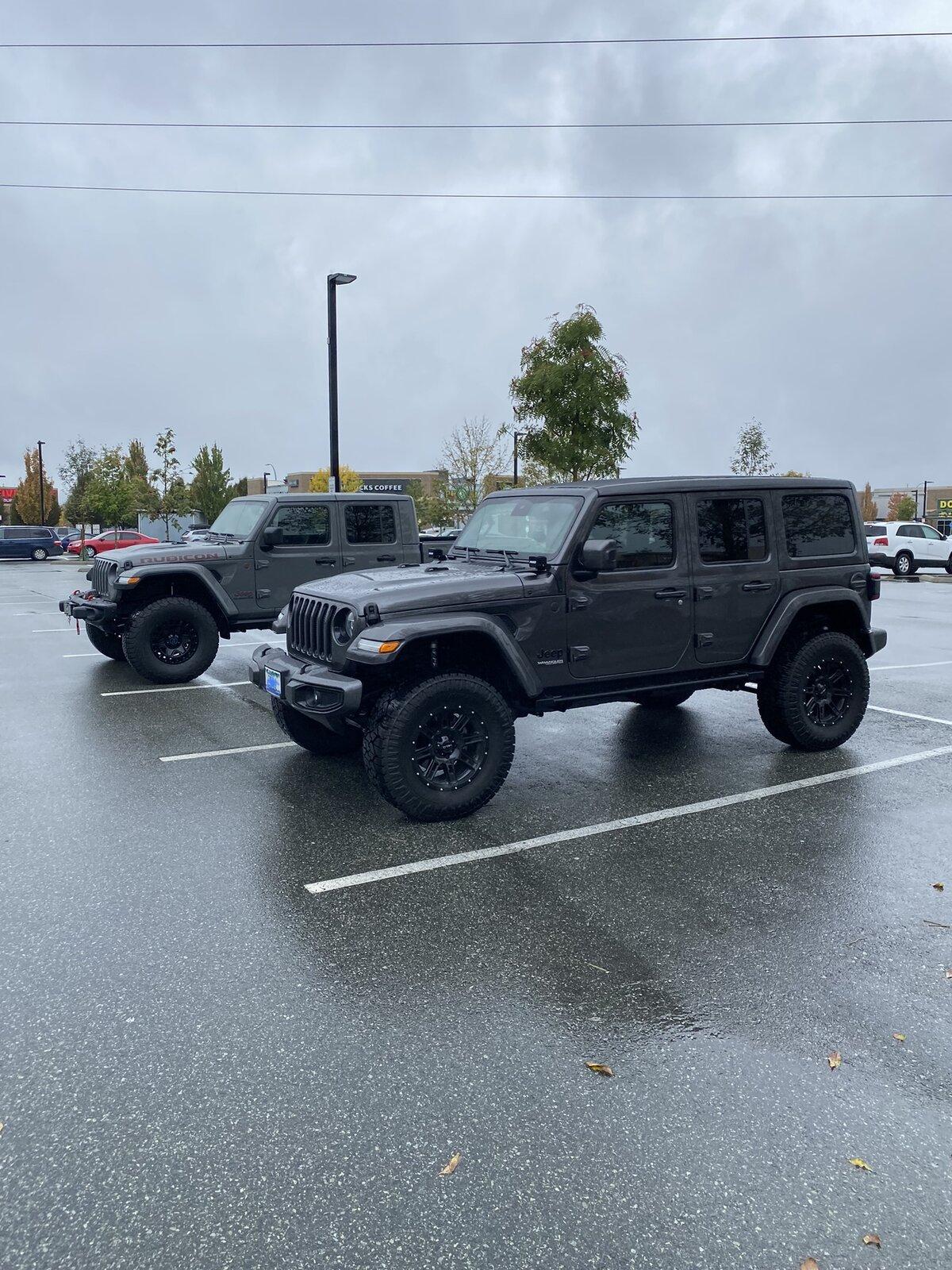 Jeep Gladiator Jeeps Parking Next To Jeeps 52DD437E-C0CD-41F4-B998-E93606EAFB42