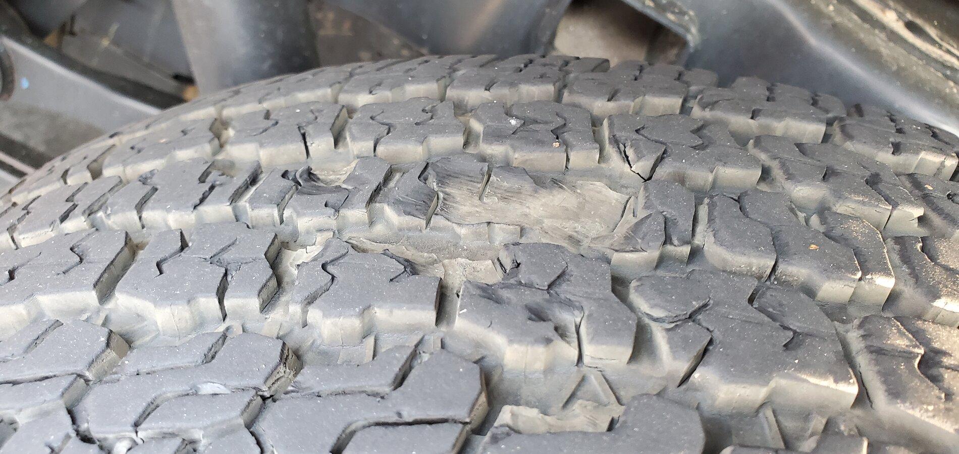 Jeep Gladiator bigger tires on unlifted Sport S 20210903_180106