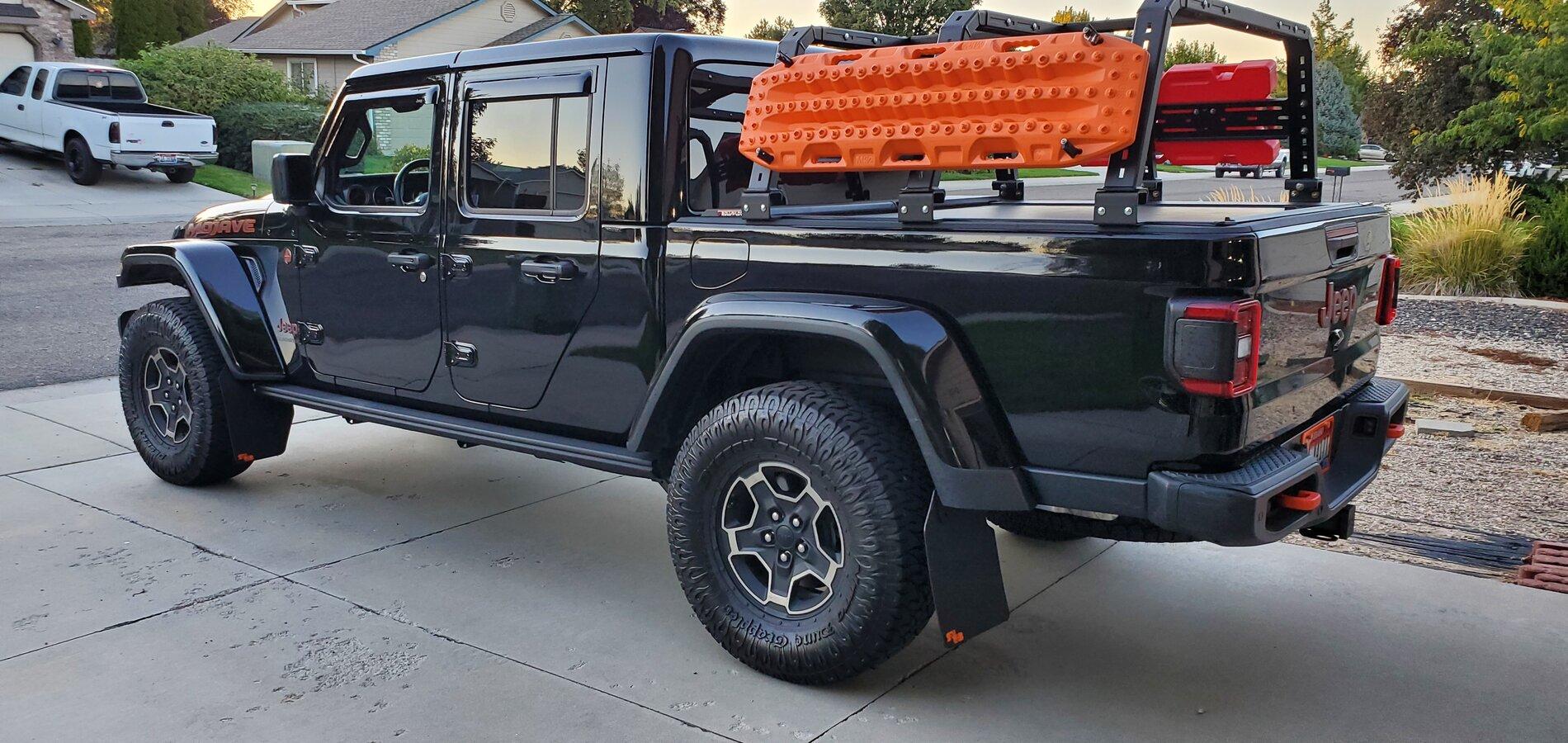 Jeep Gladiator RCI bed rack with Roll'n'Lock tonneau 20210916_194011