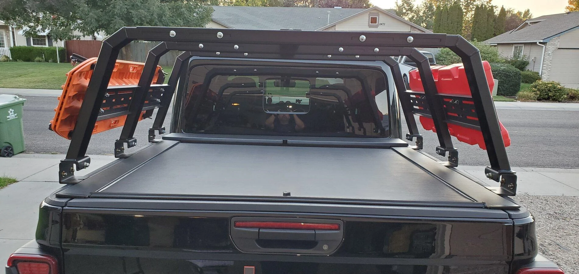 Jeep Gladiator RCI bed rack with Roll'n'Lock tonneau 20210916_194021