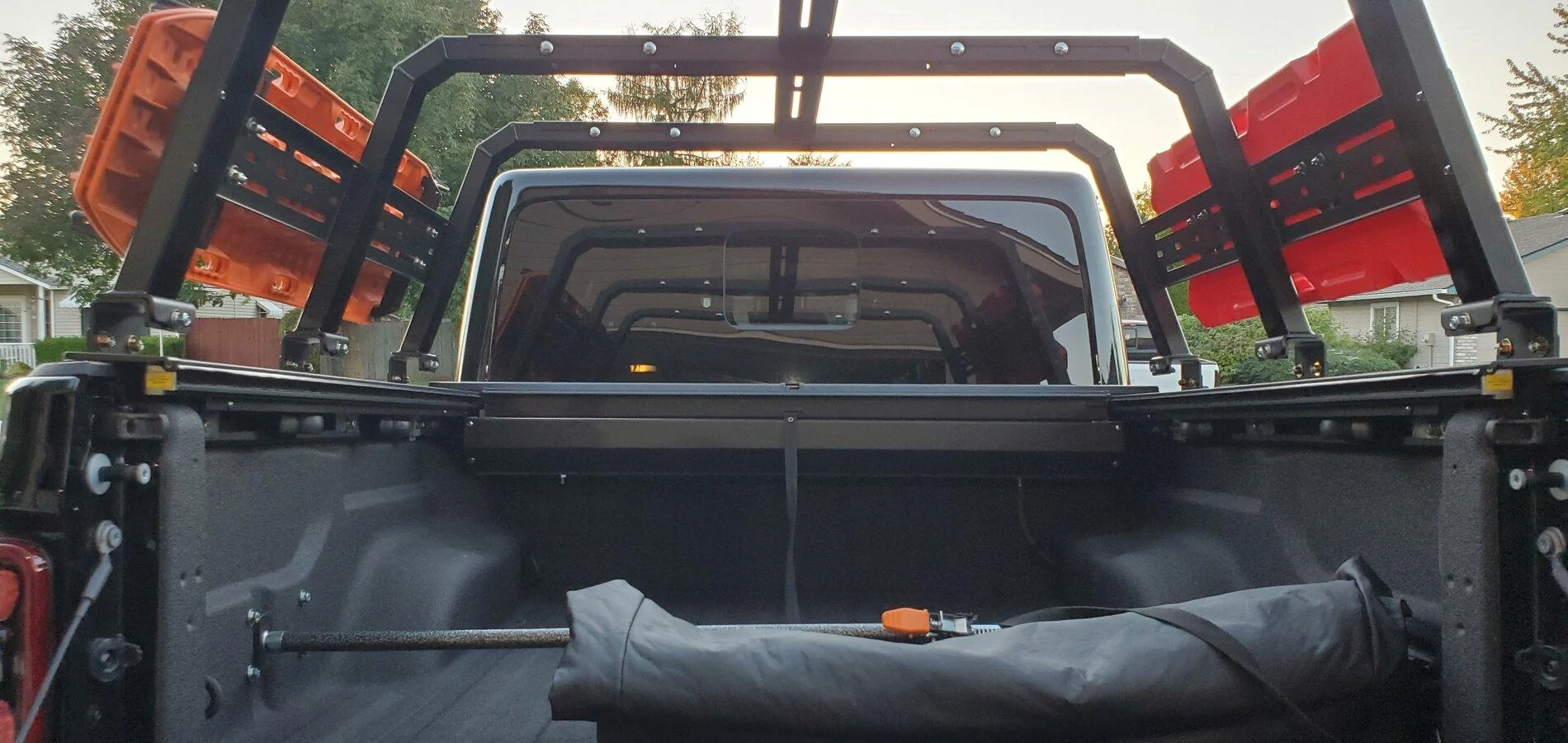 Jeep Gladiator RCI bed rack with Roll'n'Lock tonneau 20210916_194100