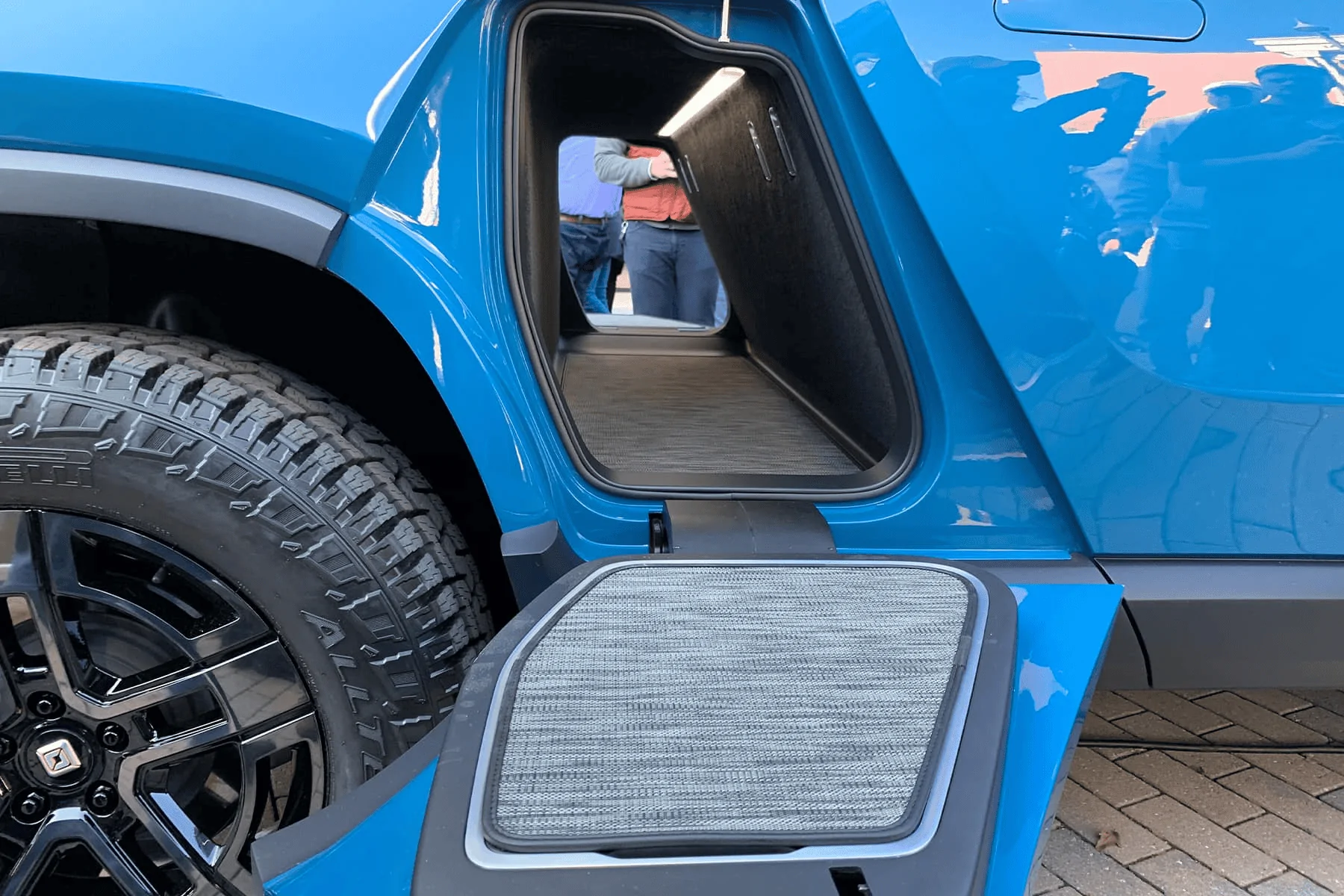Jeep Gladiator Who makes this?? Rotopax embedded in side of bed 1631886606065
