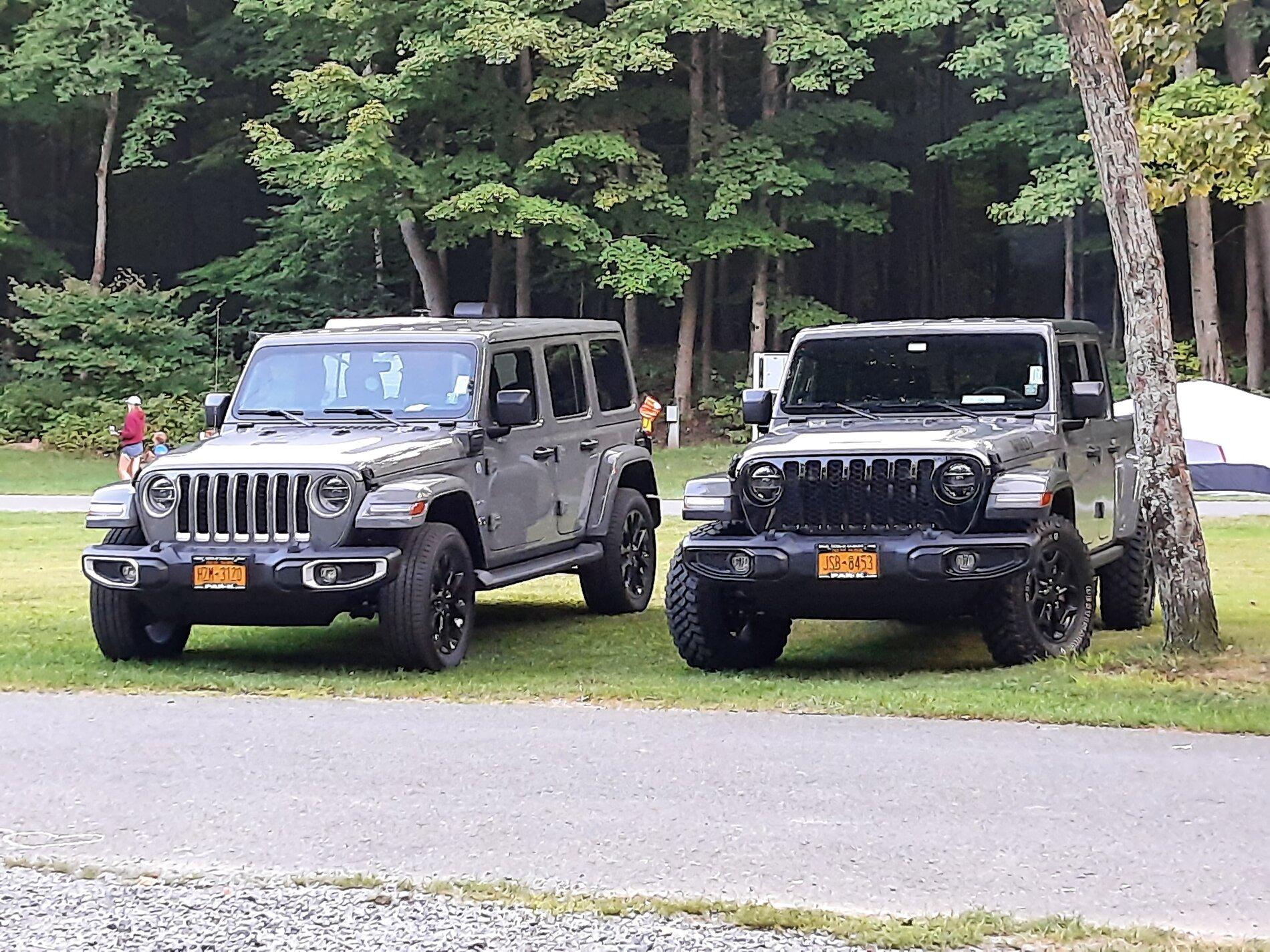 Jeep Gladiator Jeeps Parking Next To Jeeps 20210904_182102