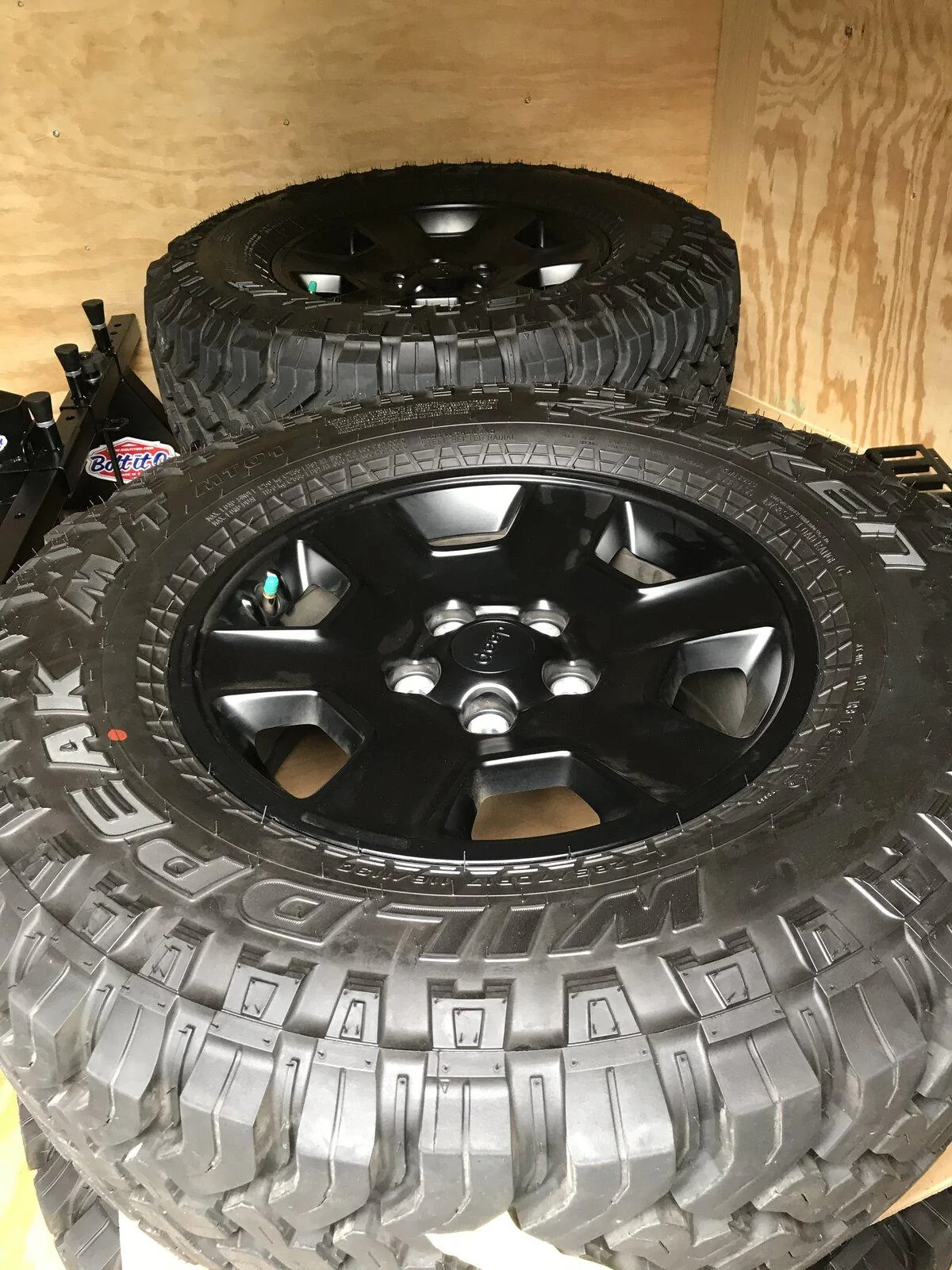 Jeep Gladiator 2021 Factory Mojave wheels and tires 13DFED0B-75A7-439B-B78F-7AC53124164D