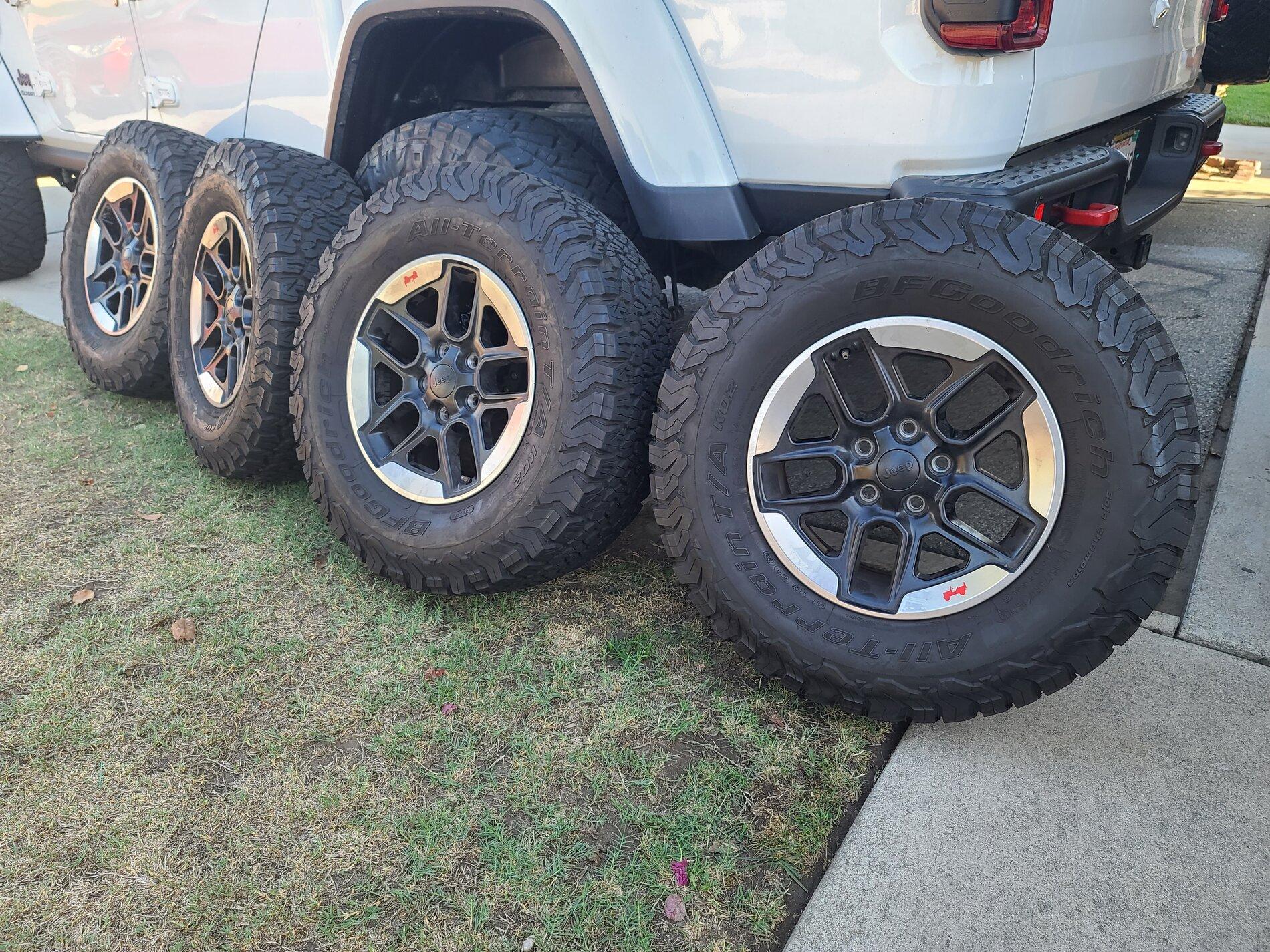 Jeep Gladiator 4 rubicon wheels and tires $800 6419847C-95BE-4982-B27A-E40C9D0837D3