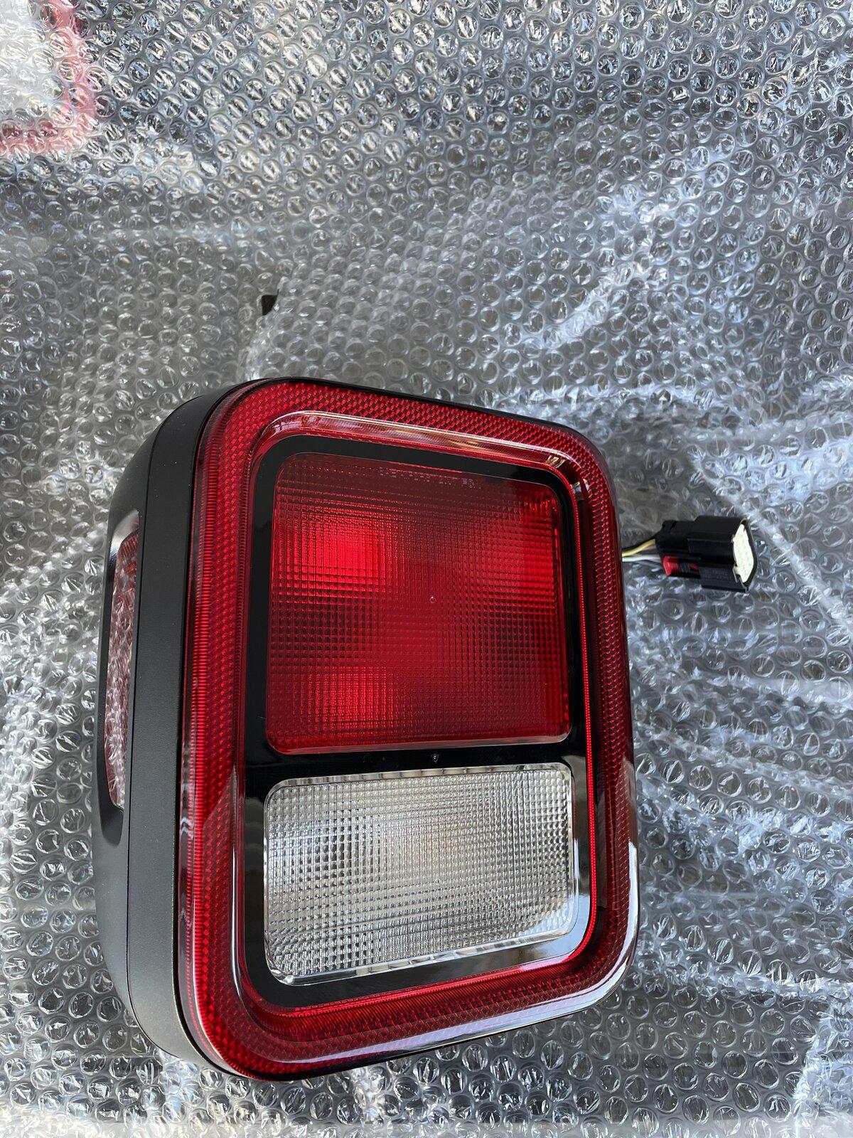 Jeep Gladiator 2021 rubicon Headlights, taillights and drl/turn signal lights. D4E6522F-DB9E-410C-BD7D-76A7010DE69E