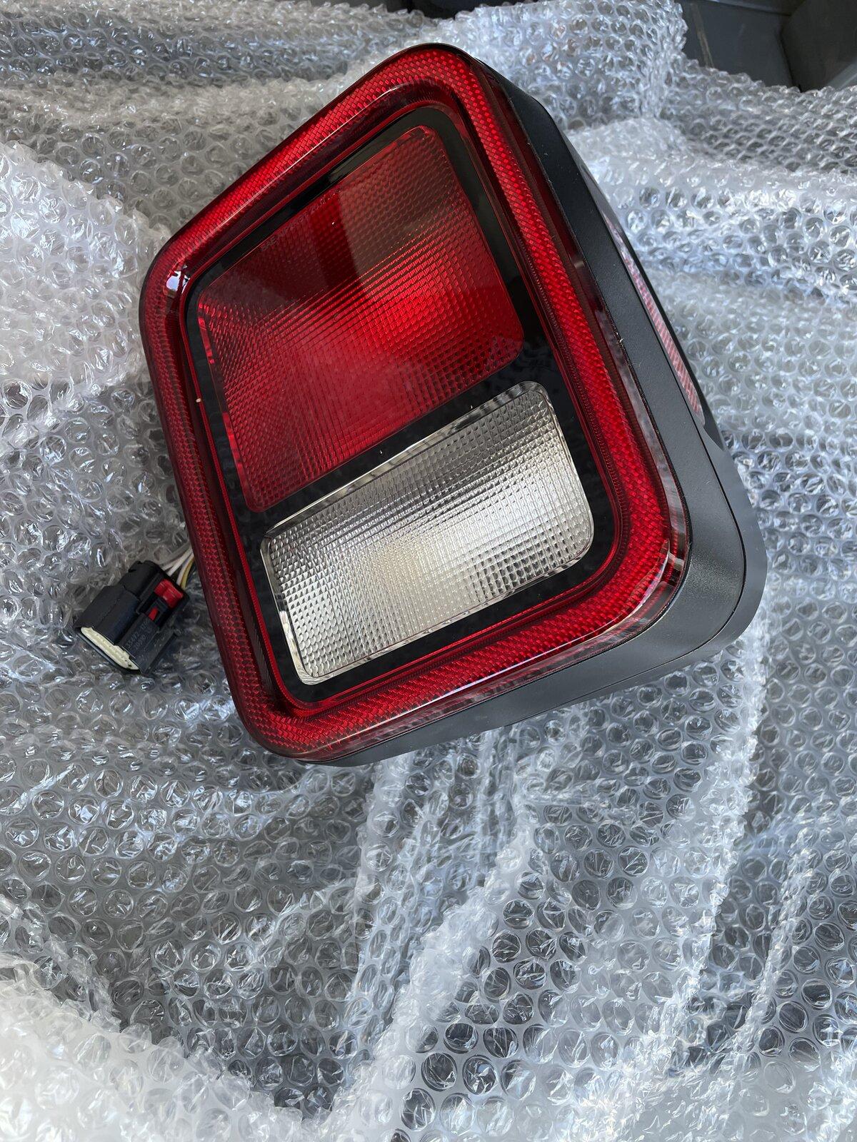 Jeep Gladiator 2021 rubicon Headlights, taillights and drl/turn signal lights. 4454FE32-E3EB-4D58-B558-C52BEFE47D34