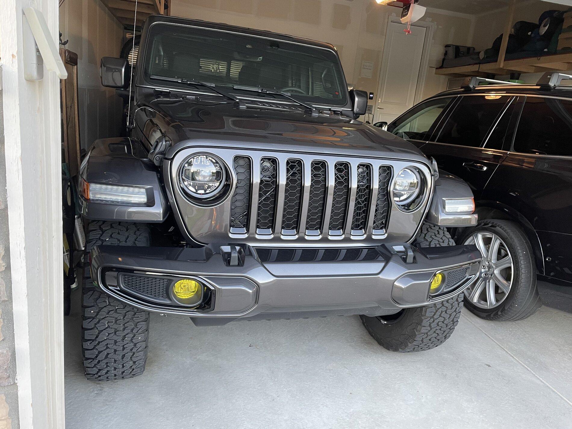 Jeep Gladiator High Altitude's with bigger rubber on stock wheels FC493146-ED05-4802-9DEC-2BA651F3E63B