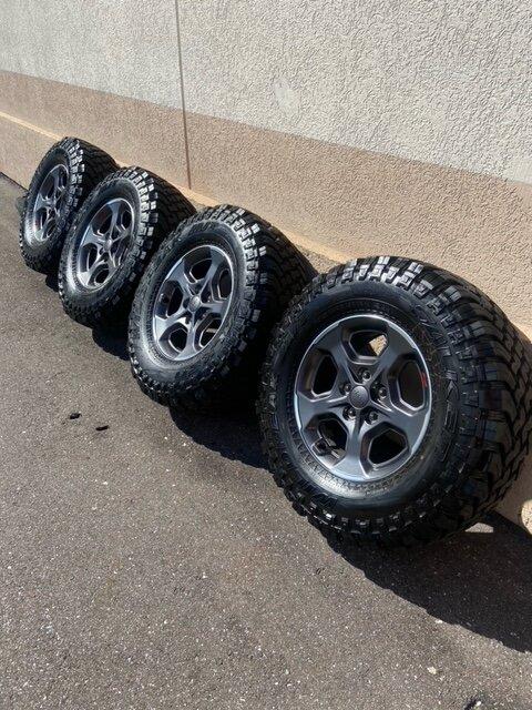 Jeep Gladiator Rubicon wheels and tires $1000 image0 (3)