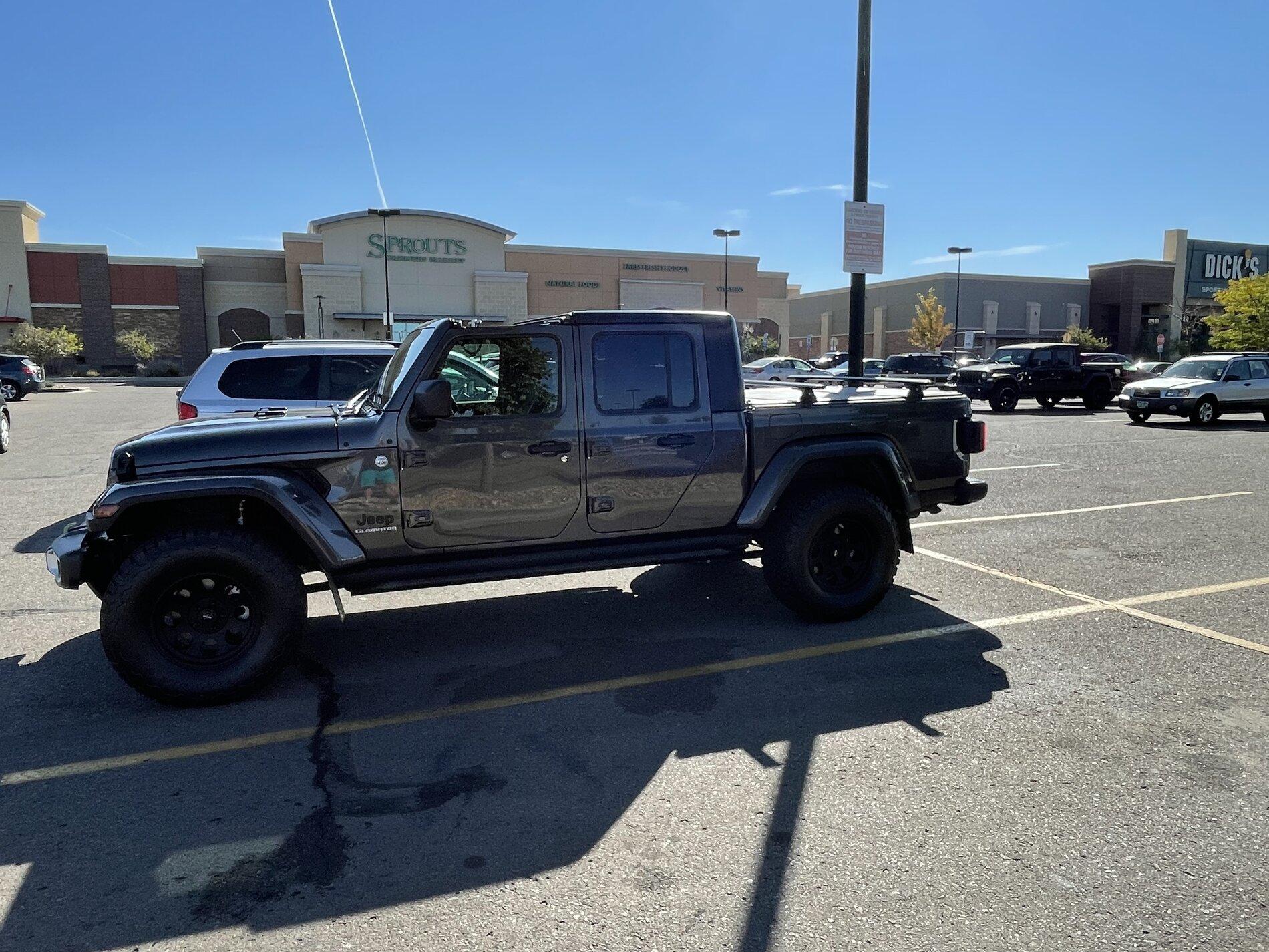 Jeep Gladiator Jeeps Parking Next To Jeeps 9625428F-707D-4DD4-864B-78BD794D4EC5