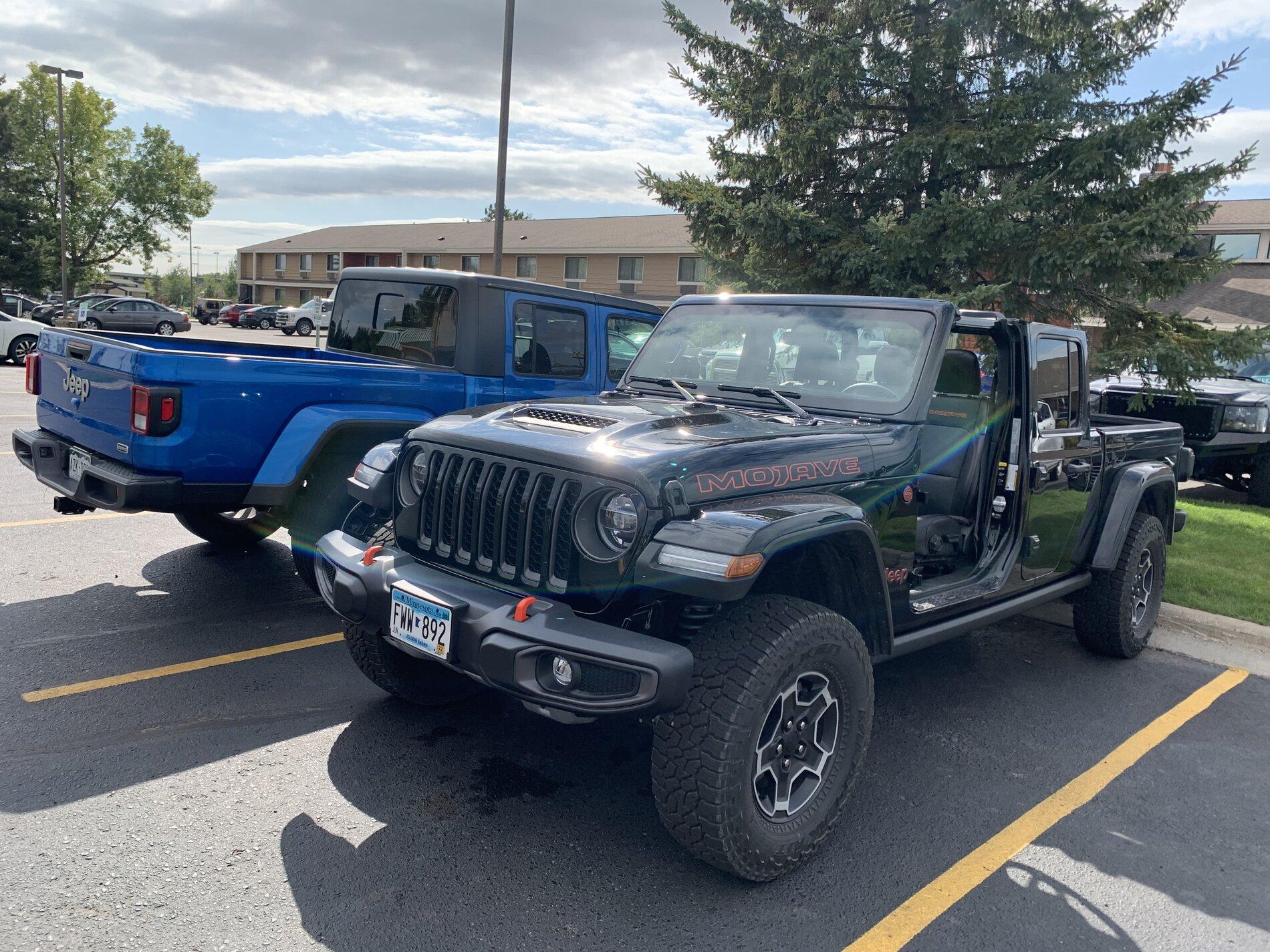 Jeep Gladiator Jeeps Parking Next To Jeeps 14B1B3AE-434C-4068-AC5A-154FD2A07FA9