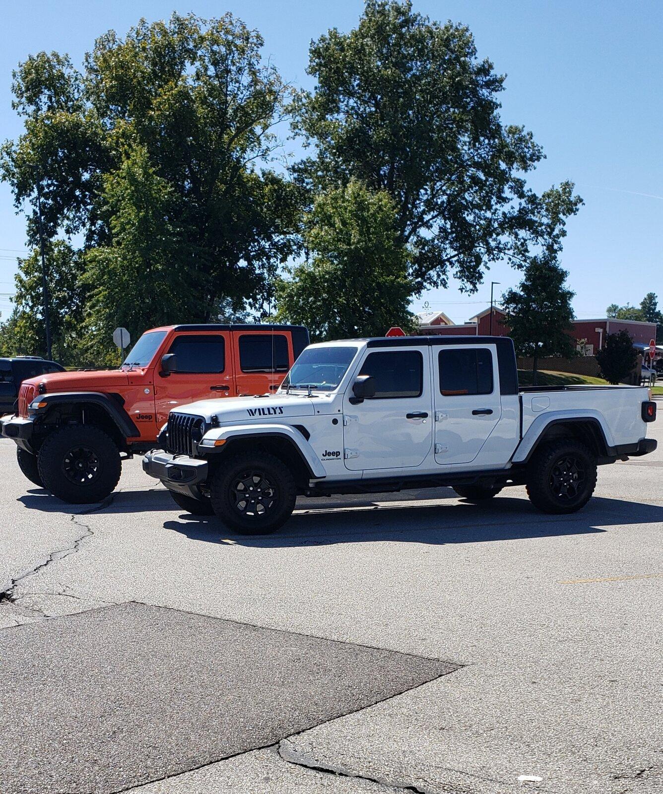 Jeep Gladiator Jeeps Parking Next To Jeeps 20210926_142251