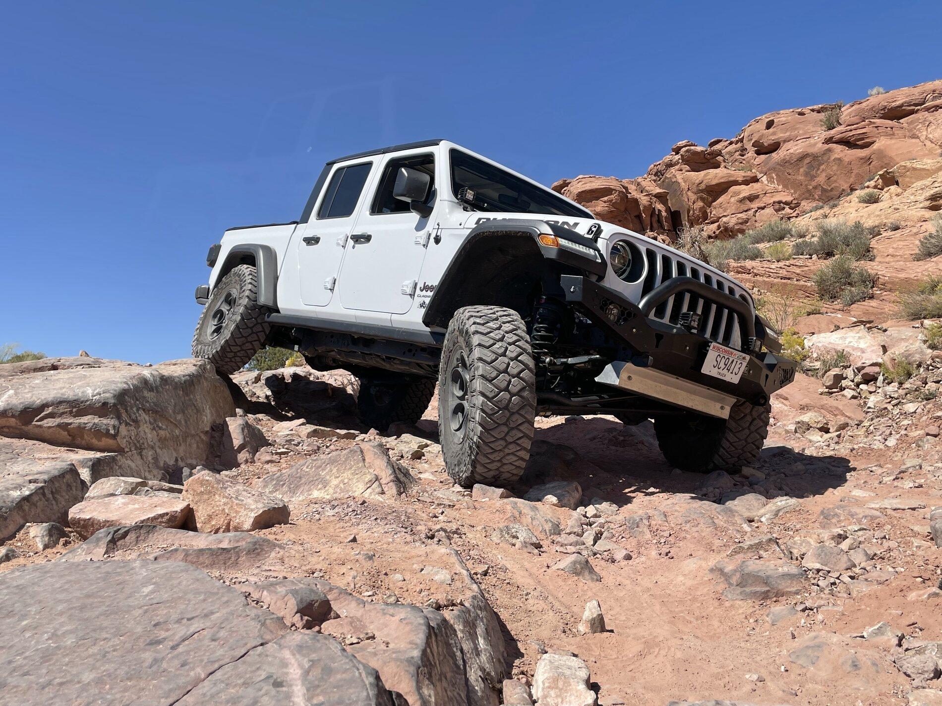 Jeep Gladiator BRIGHT WHITE Gladiator JT Club ABF62F84-A0C2-444C-B308-D64ADDF0578A
