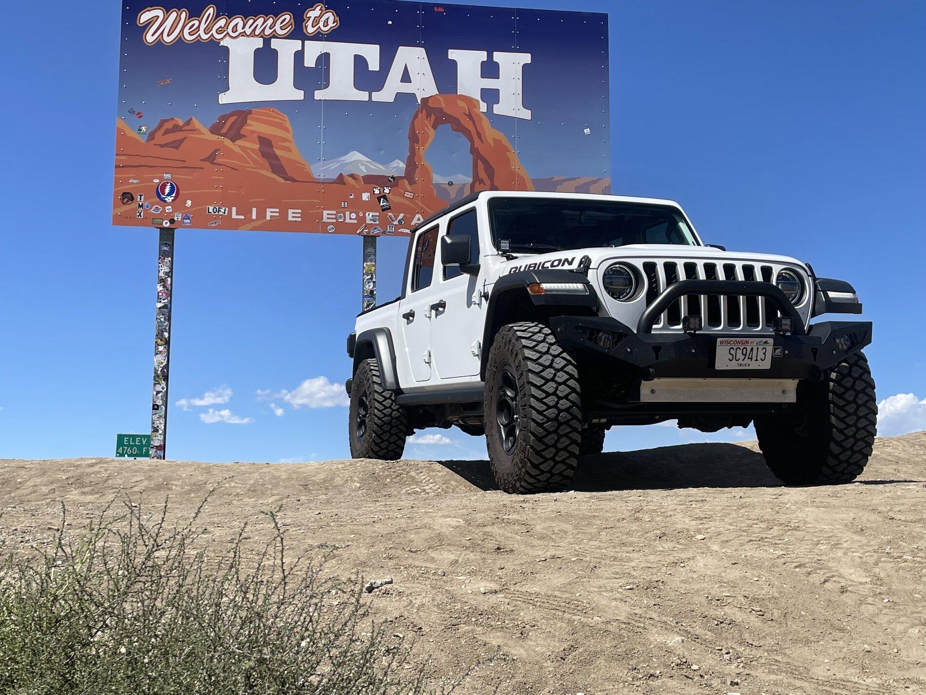 Jeep Gladiator BRIGHT WHITE Gladiator JT Club 6818F2D8-428F-4456-91D2-687C03B8AD40