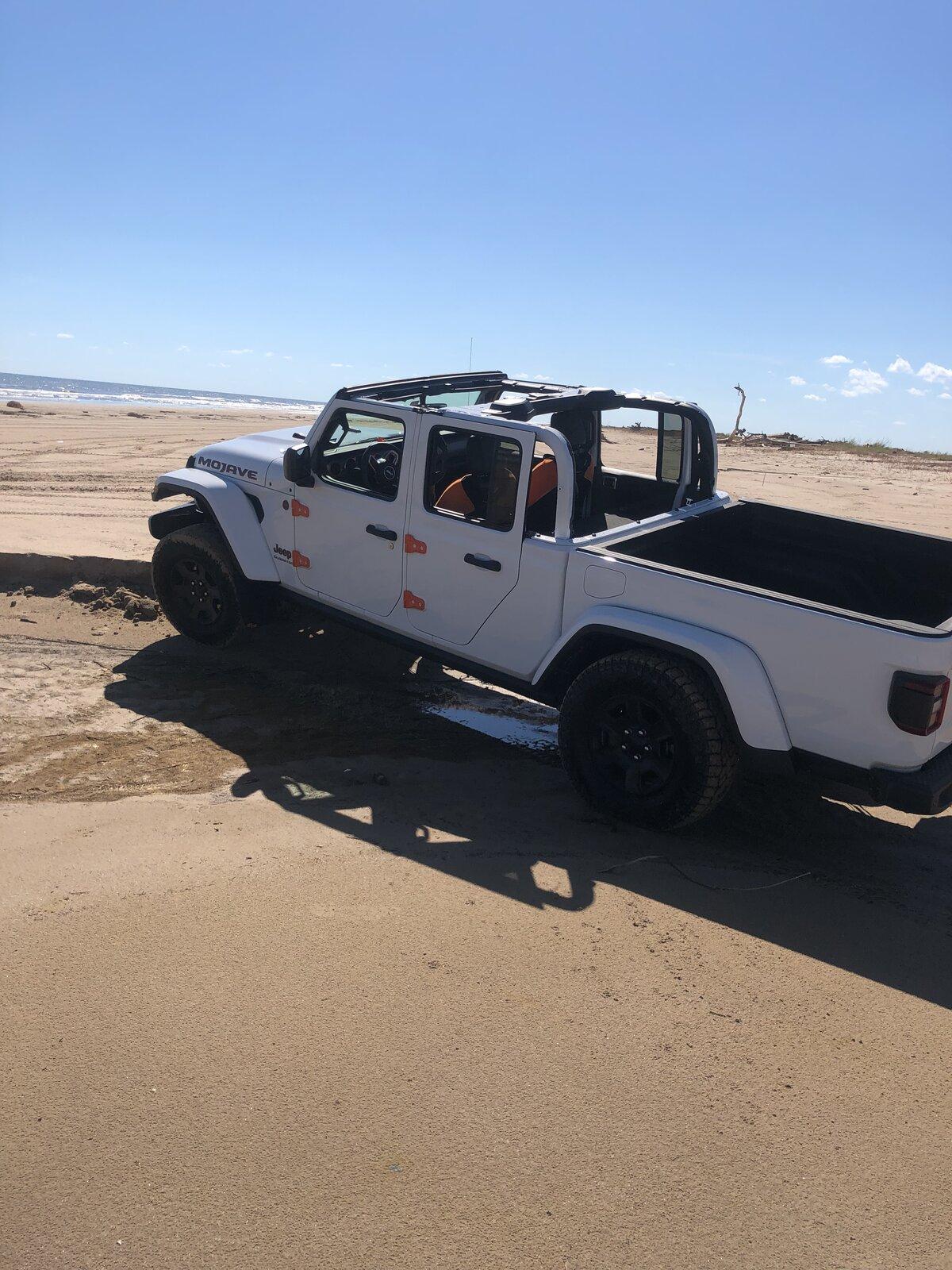 Jeep Gladiator BRIGHT WHITE Gladiator JT Club 07347511-5808-4E33-87D5-B2DC2F3FEEDE