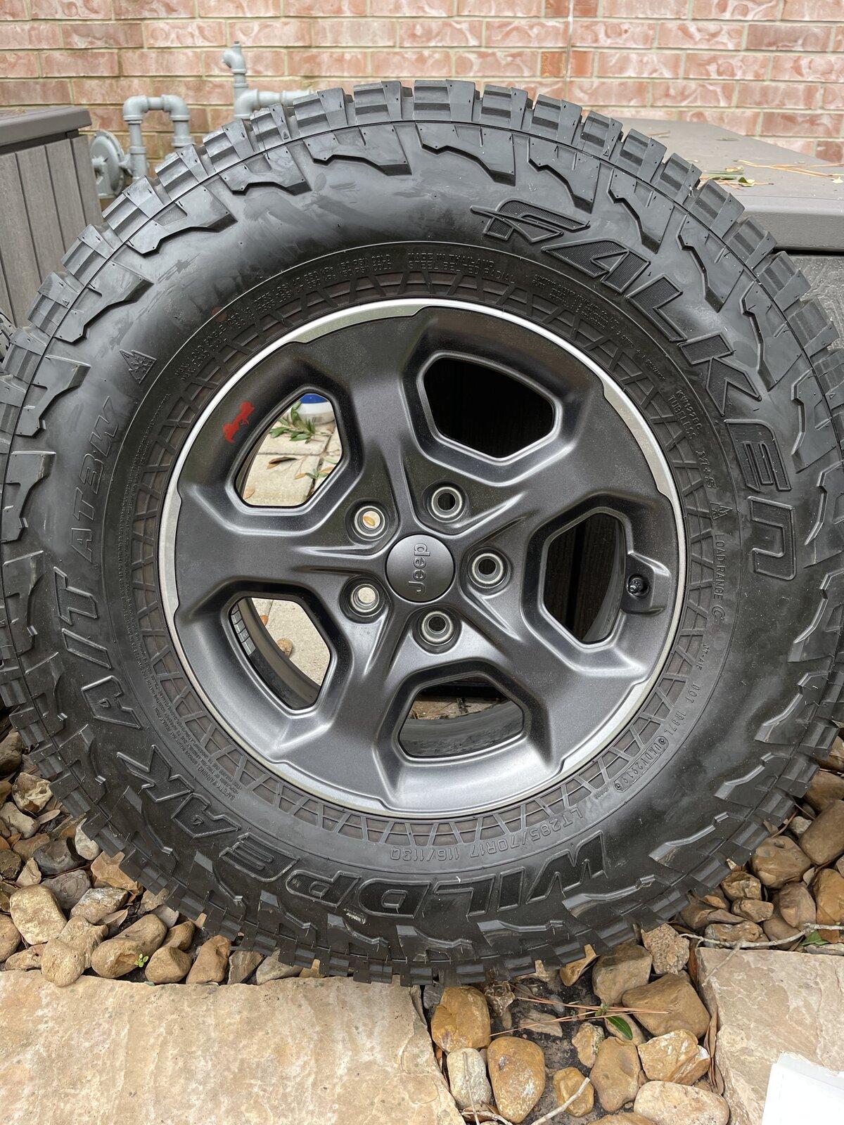Jeep Gladiator Rubicon wheels and tires tempImageKXGpzn