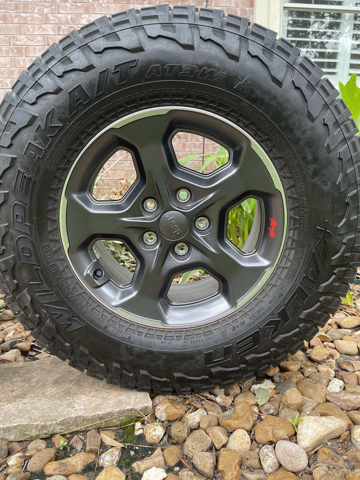 Jeep Gladiator Rubicon wheels and tires tempImage2xfIDq
