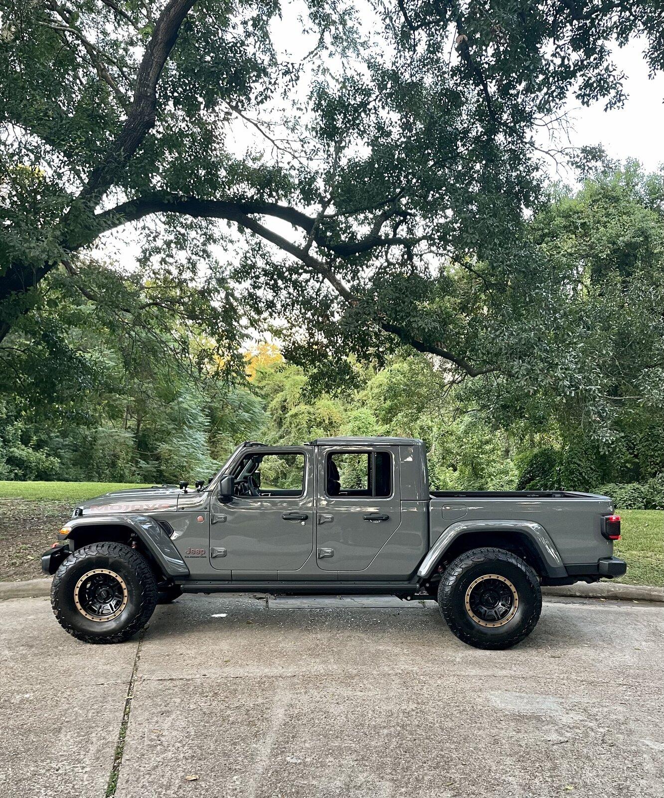Jeep Gladiator Gladiator Glamour Shots 14694146-DCC9-45A7-955D-D58BE10A7CB0
