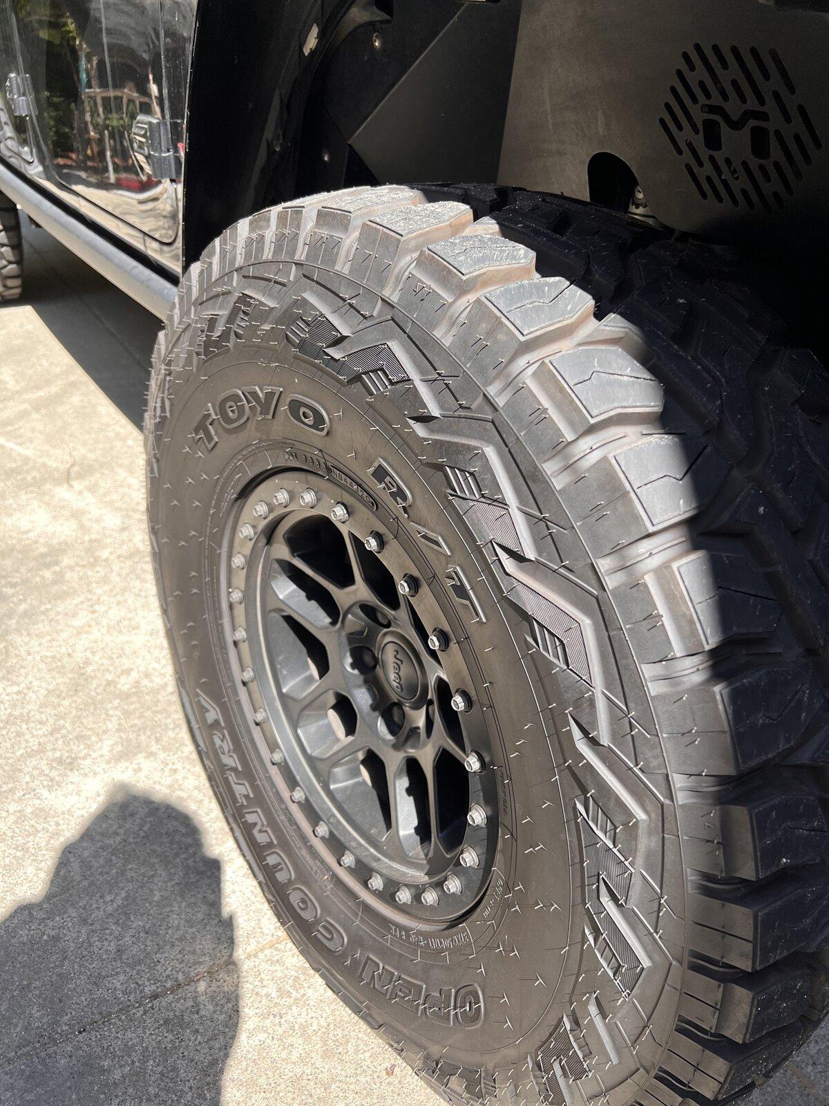 Jeep Gladiator 2020 Black Gladiator Rubicon, 37's, Beadlocks, Warn XEON winch and more... beadlocks