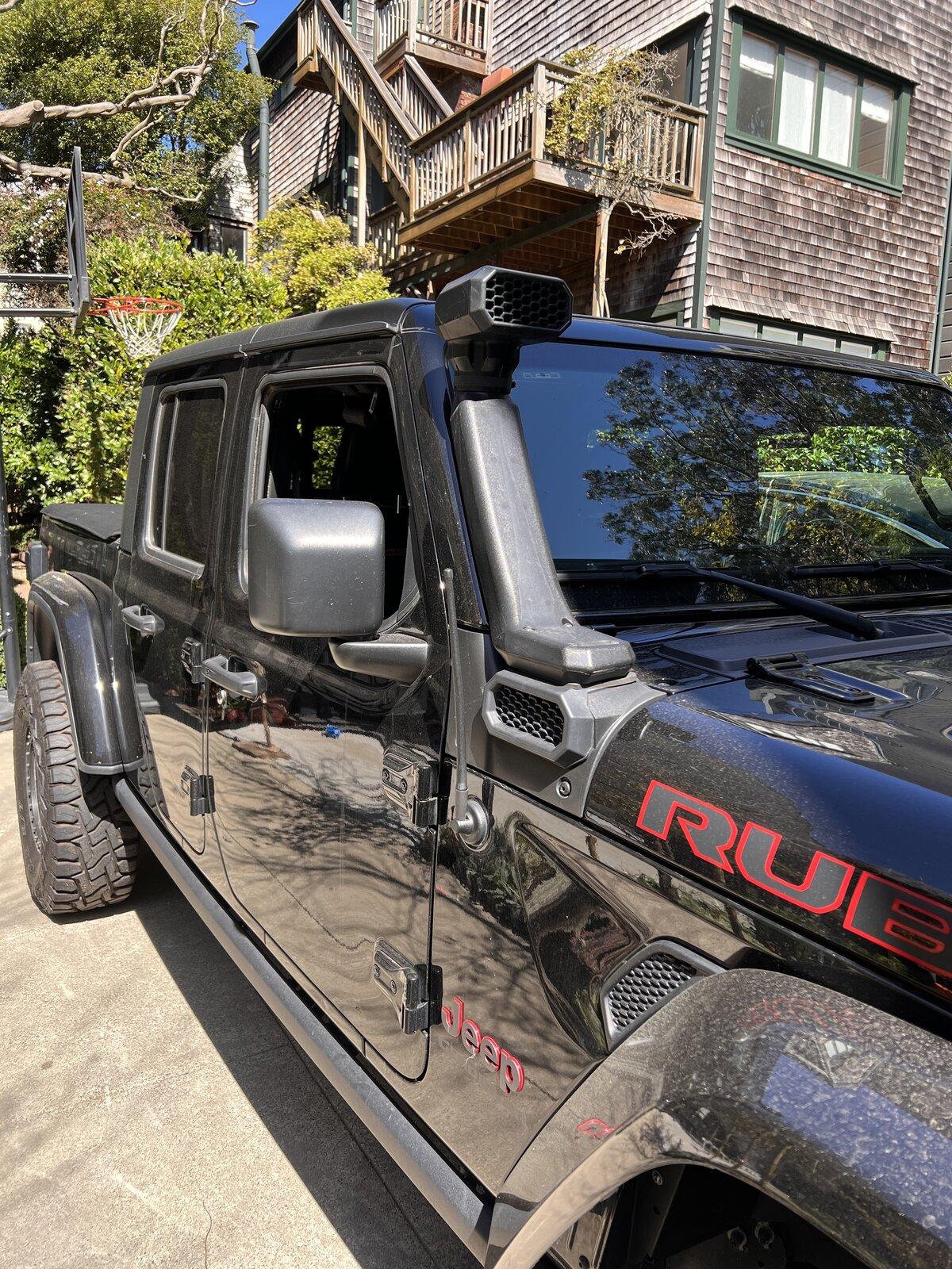 Jeep Gladiator 2020 Black Gladiator Rubicon, 37's, Beadlocks, Warn XEON winch and more... snorkel