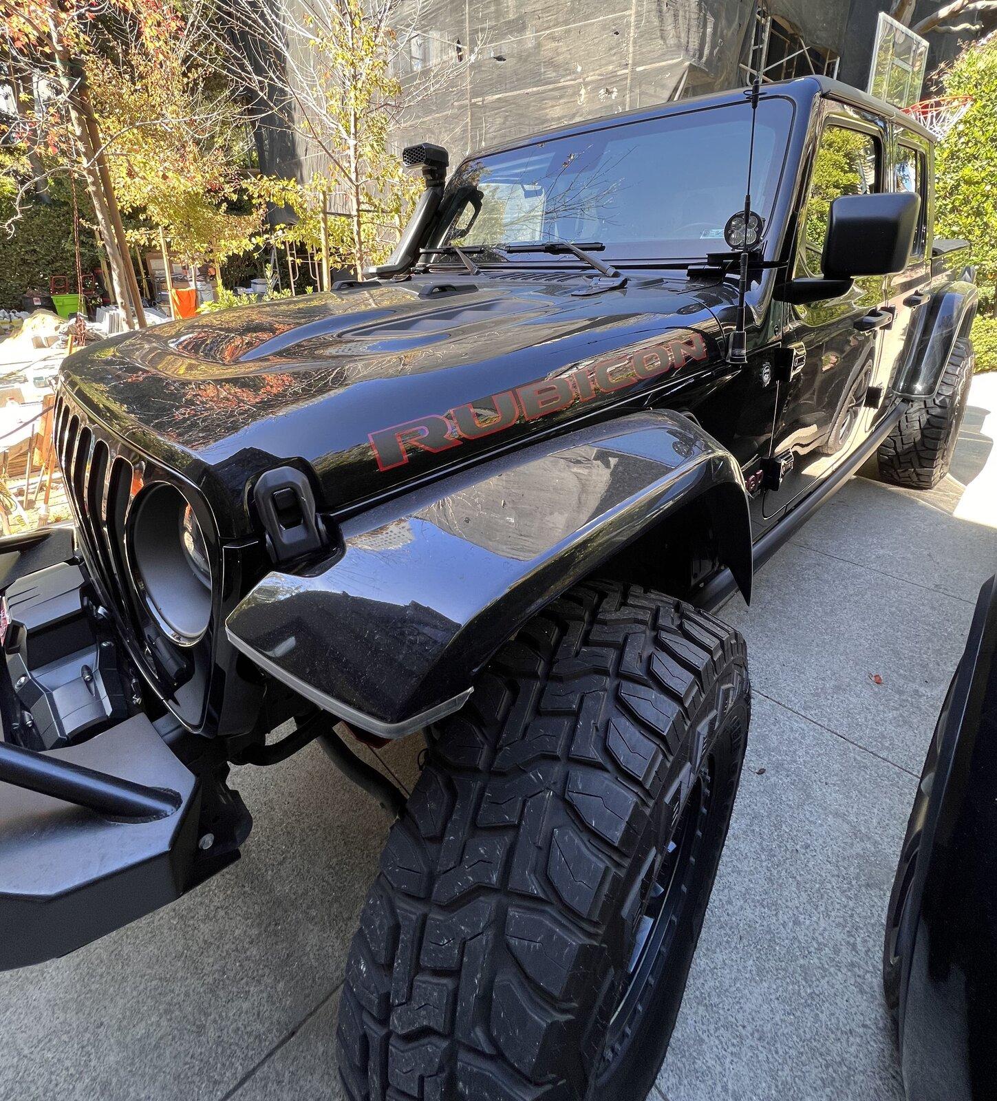 Jeep Gladiator 2020 Black Gladiator Rubicon, 37's, Beadlocks, Warn XEON winch and more... side
