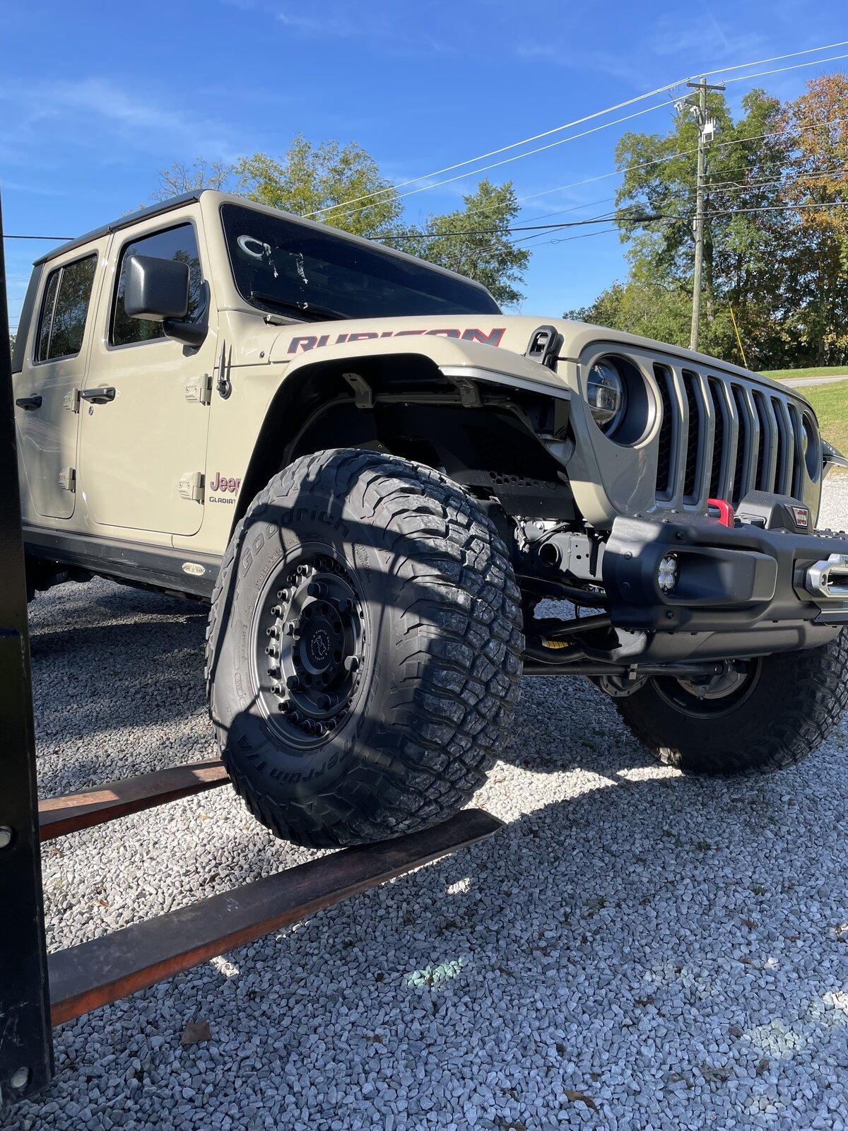 Jeep Gladiator 39" KM3 49E13689-903E-43AD-9304-9511B282CC01