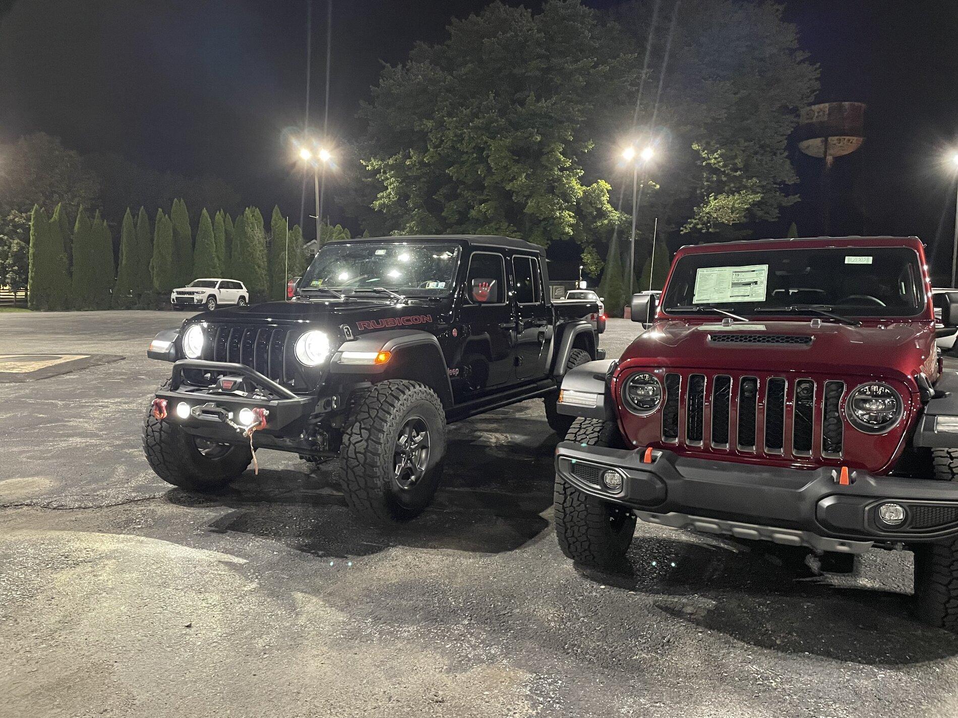 Jeep Gladiator Jeeps Parking Next To Jeeps 46E78C21-B81D-4E25-B017-0FE167F2958A