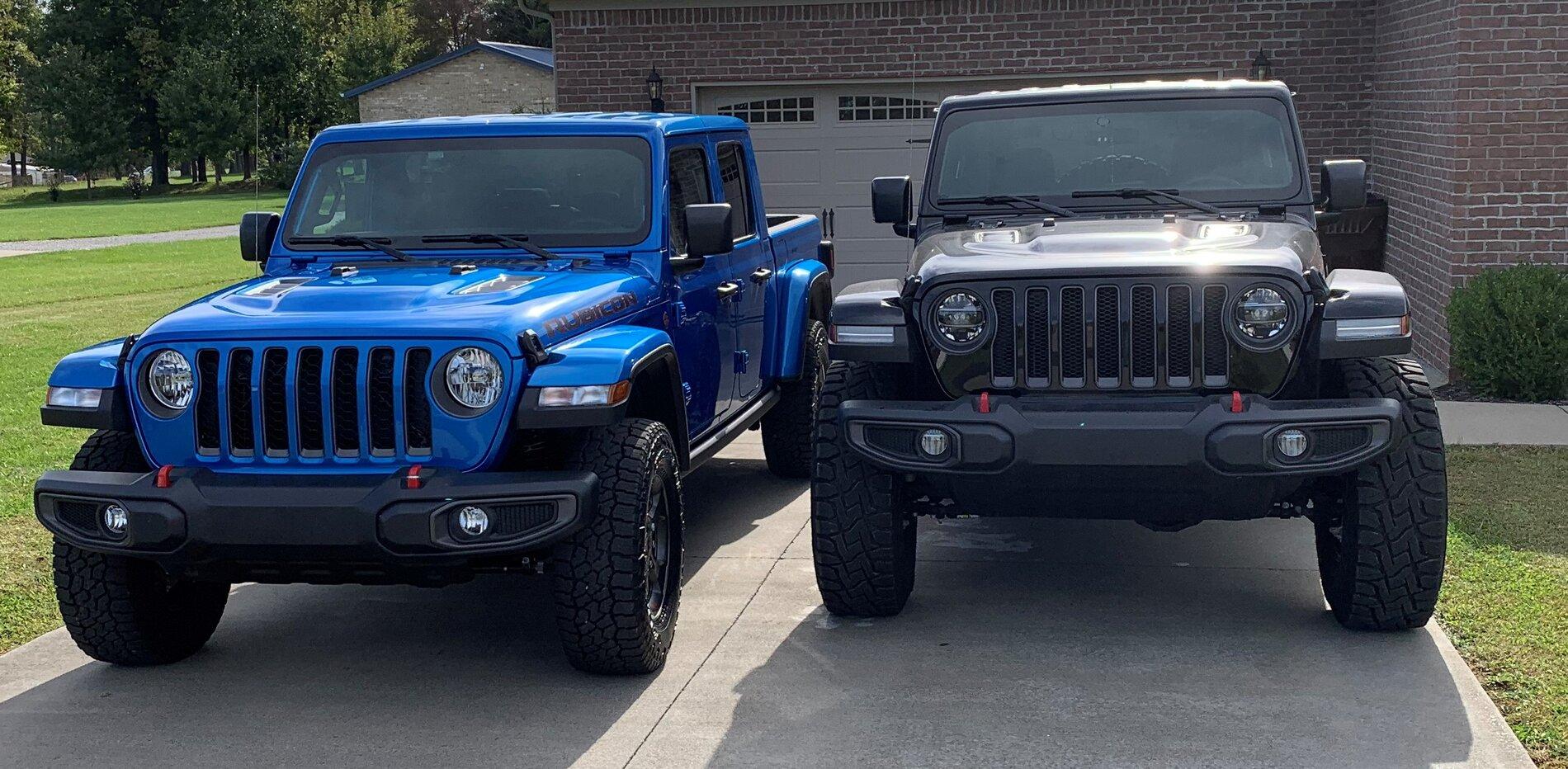 Jeep Gladiator Jeeps Parking Next To Jeeps IMG_7721.JPG