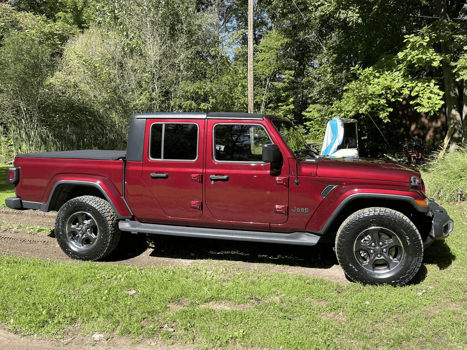 Jeep Gladiator bigger tires on unlifted Sport S tempImagegMWCRs
