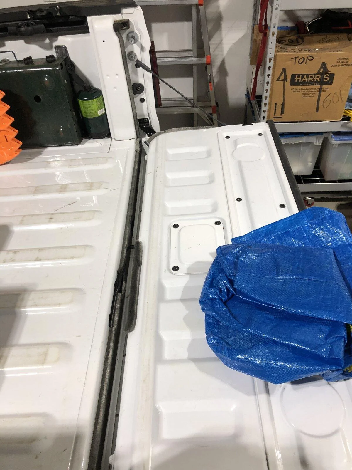 Jeep Gladiator Sealed up the bed, but not the traditional way. 23296C65-A197-47F8-86F0-11EF5D6E140D