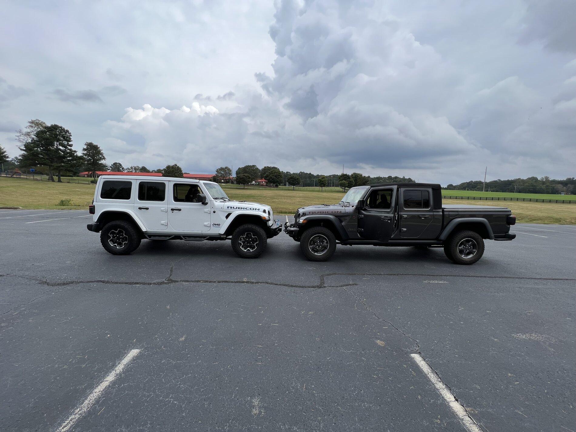 Jeep Gladiator Jeeps Parking Next To Jeeps jl4xe jtrd