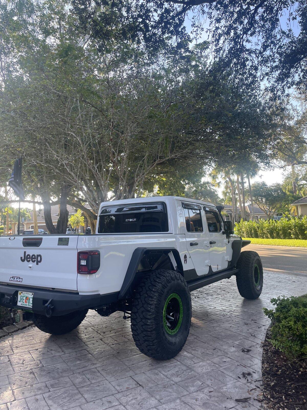 Jeep Gladiator BRIGHT WHITE Gladiator JT Club F4742ABA-86BC-48EE-99A6-5BA568D6A652